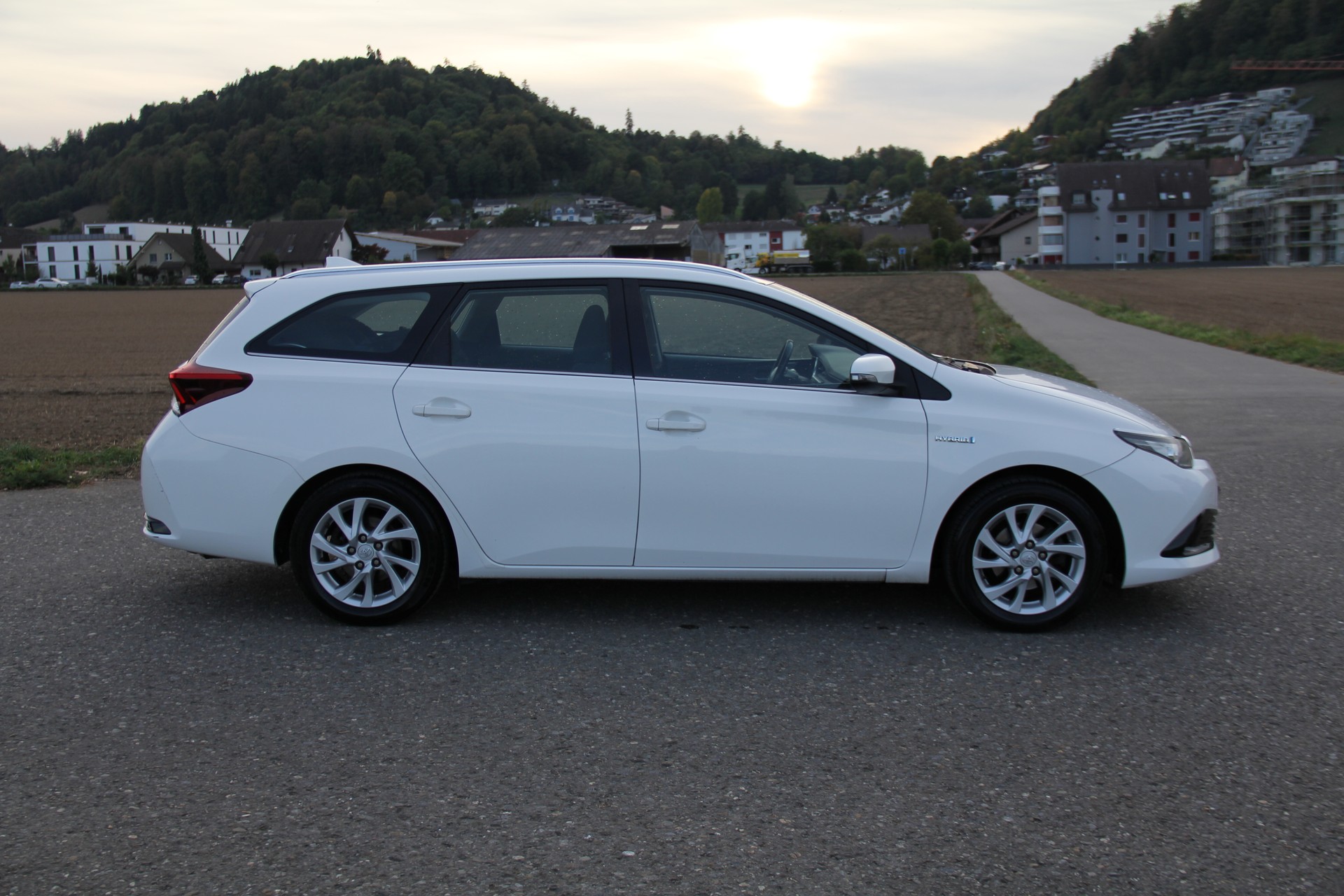 TOYOTA Auris Touring Sports 1.8 HSD Comfort e-CVT-image-4