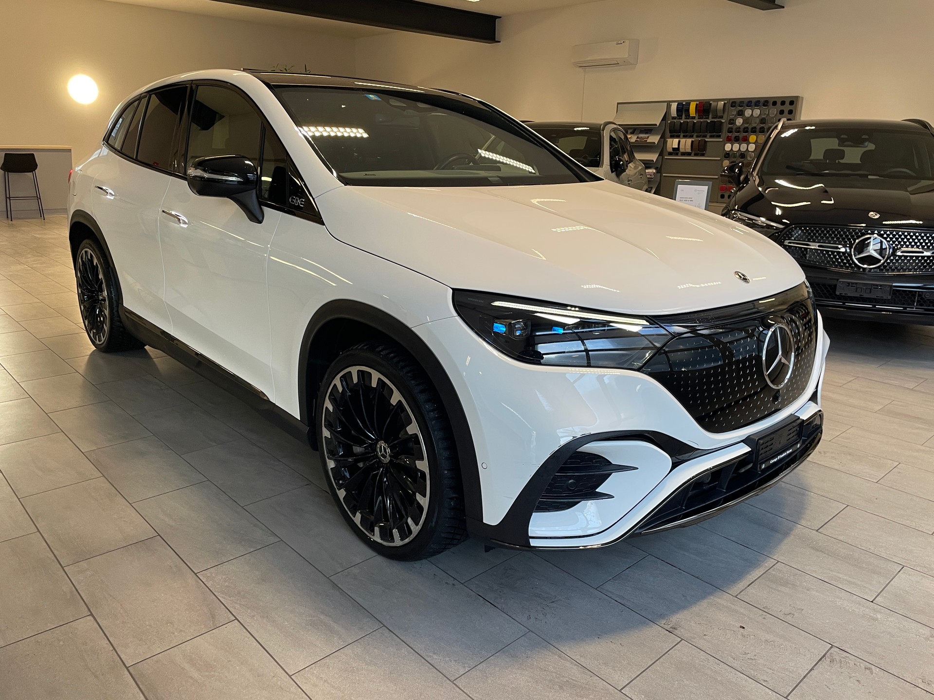 MERCEDES-BENZ EQE SUV 500 4 Matic AMG Line-image-2