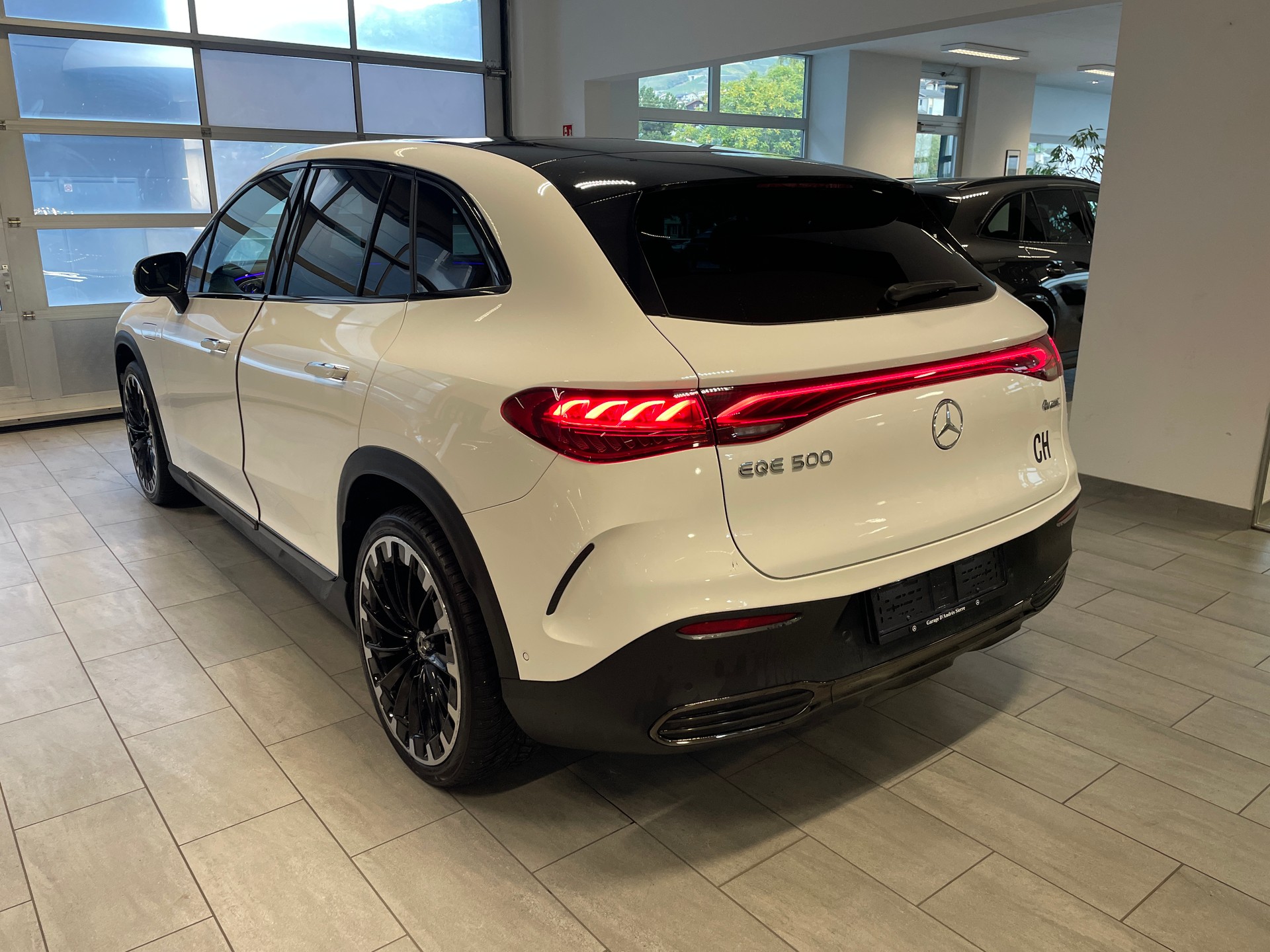 MERCEDES-BENZ EQE SUV 500 4 Matic AMG Line-image-4