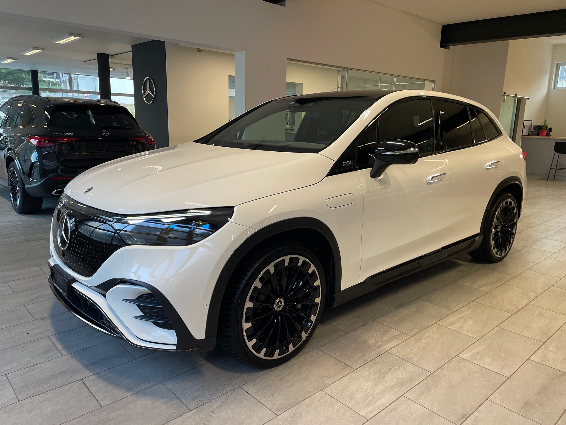 MERCEDES-BENZ EQE SUV 500 4 Matic AMG Line-image-0