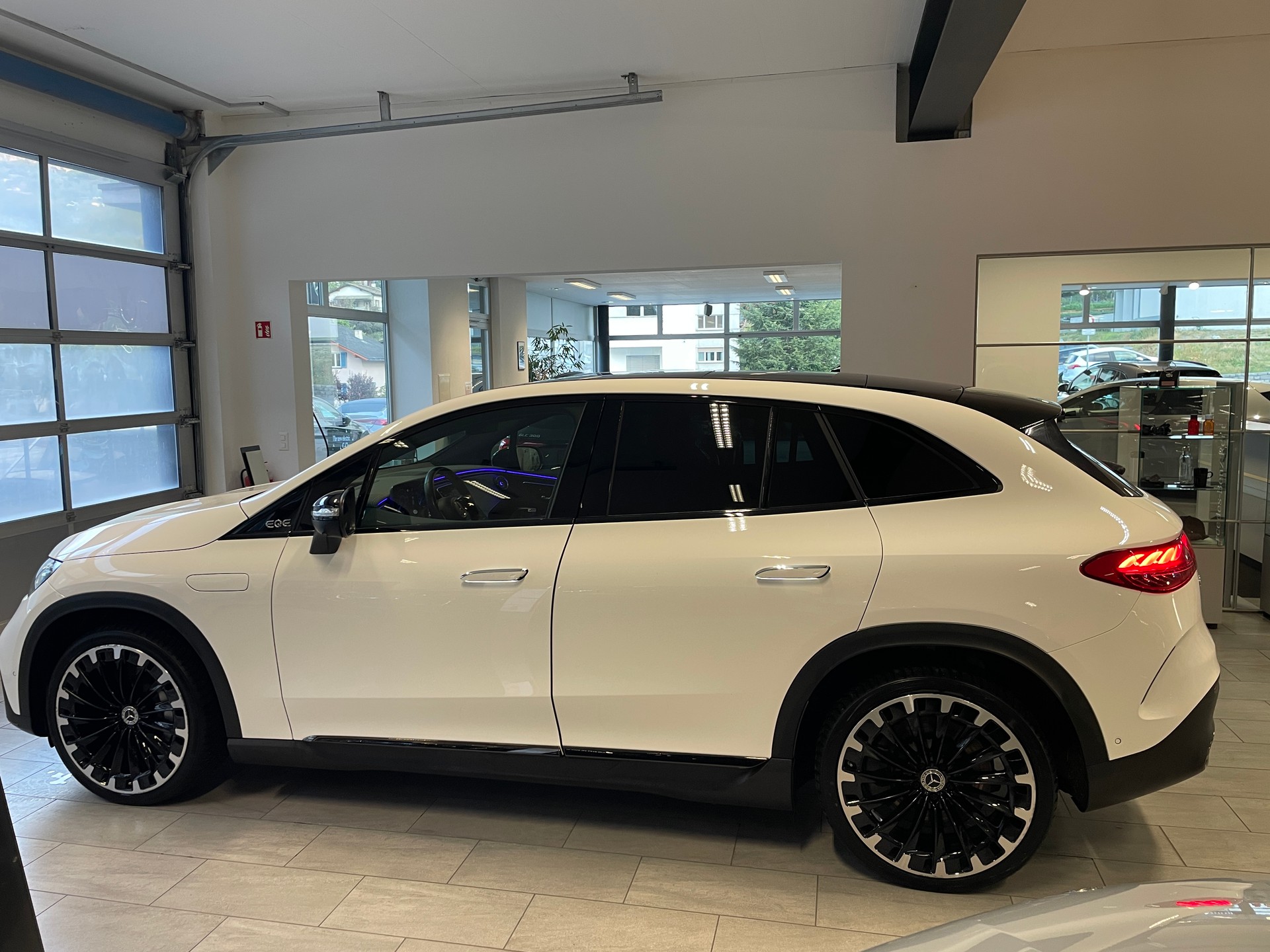 MERCEDES-BENZ EQE SUV 500 4 Matic AMG Line-image-3