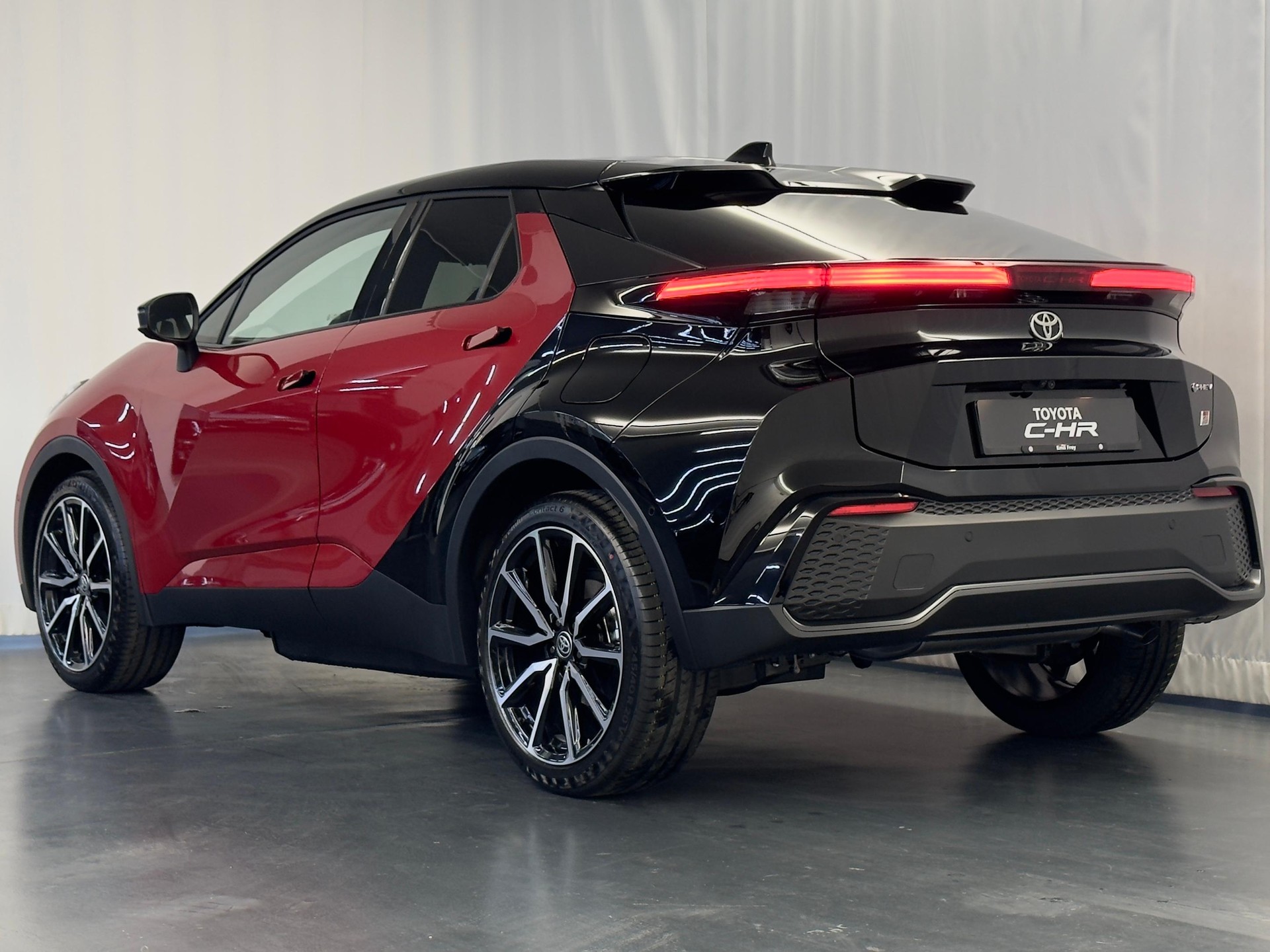 TOYOTA C-HR 2.0 PHEV GR Sport Premiere-image-6