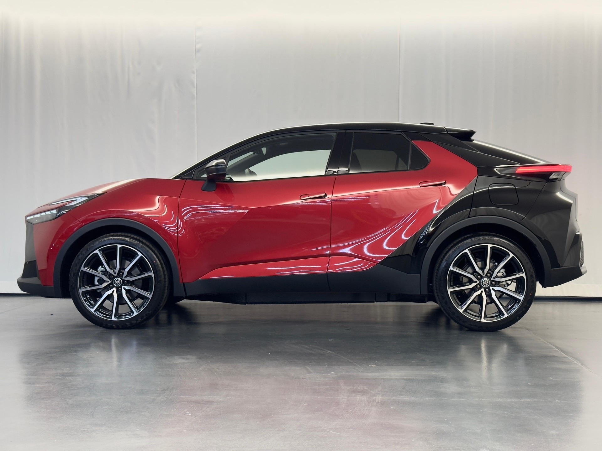 TOYOTA C-HR 2.0 PHEV GR Sport Premiere-image-3