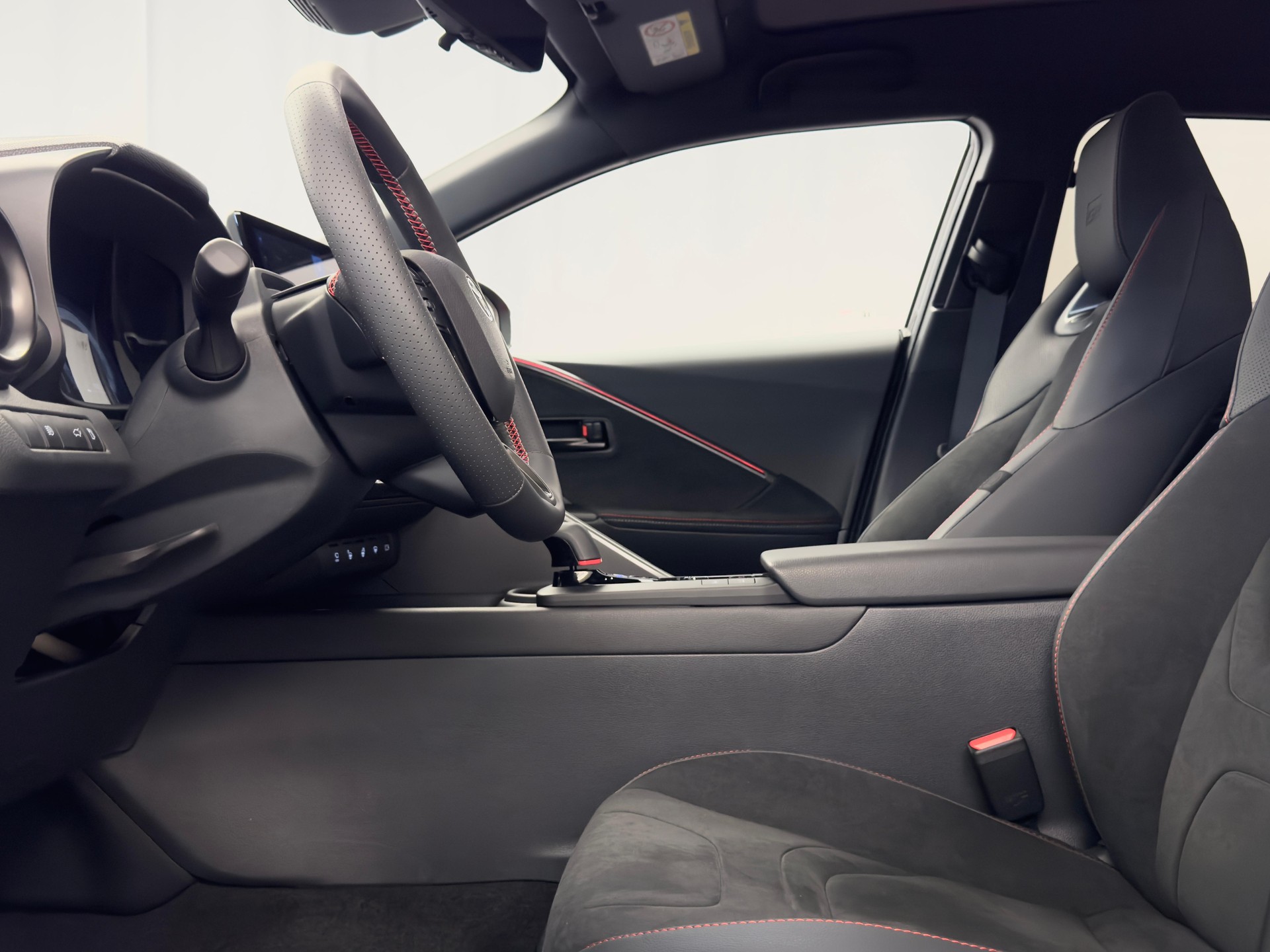 TOYOTA C-HR 2.0 PHEV GR Sport Premiere-image-2