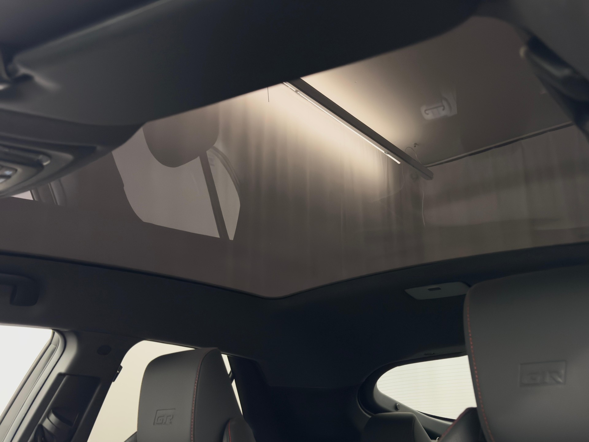 TOYOTA C-HR 2.0 PHEV GR Sport Premiere-image-10