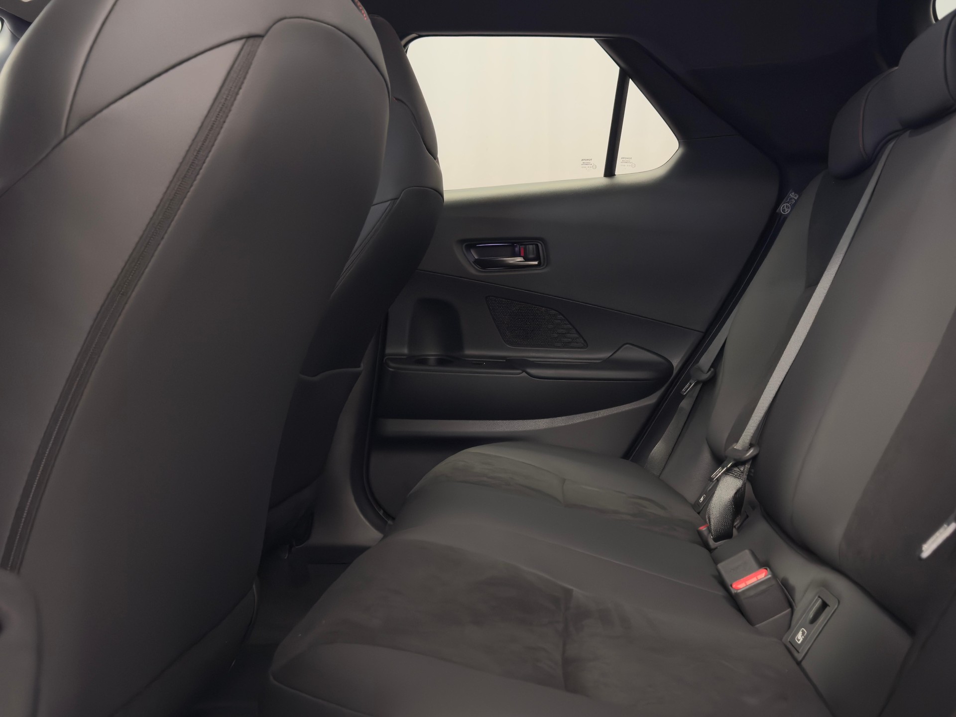 TOYOTA C-HR 2.0 PHEV GR Sport Premiere-image-8