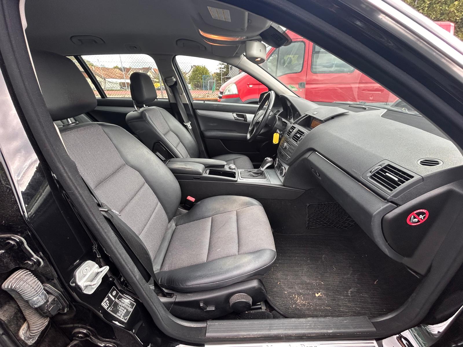 MERCEDES-BENZ C 180 CGI BlueEfficiency Avantgarde Automatic-image-12