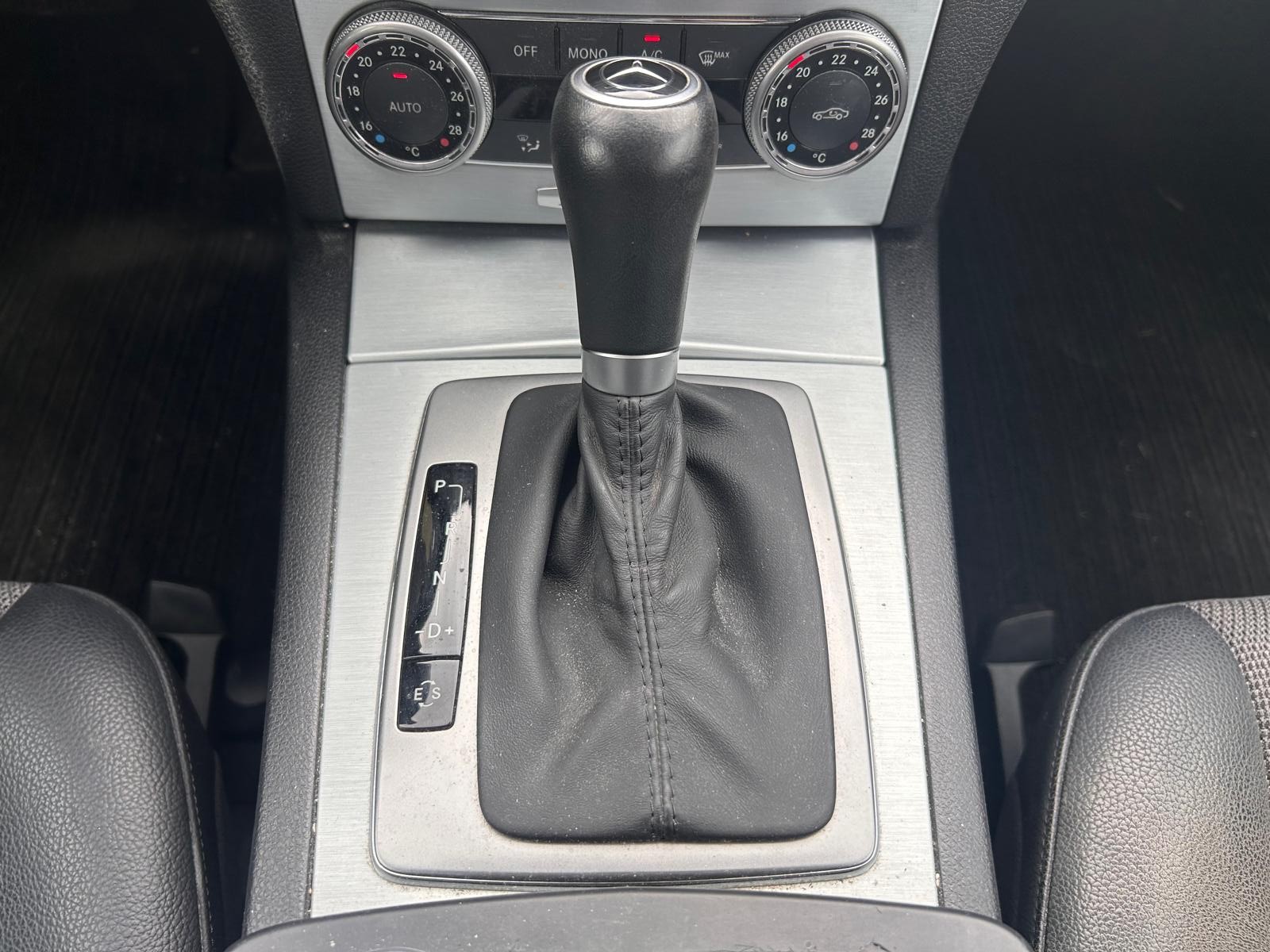 MERCEDES-BENZ C 180 CGI BlueEfficiency Avantgarde Automatic-image-23