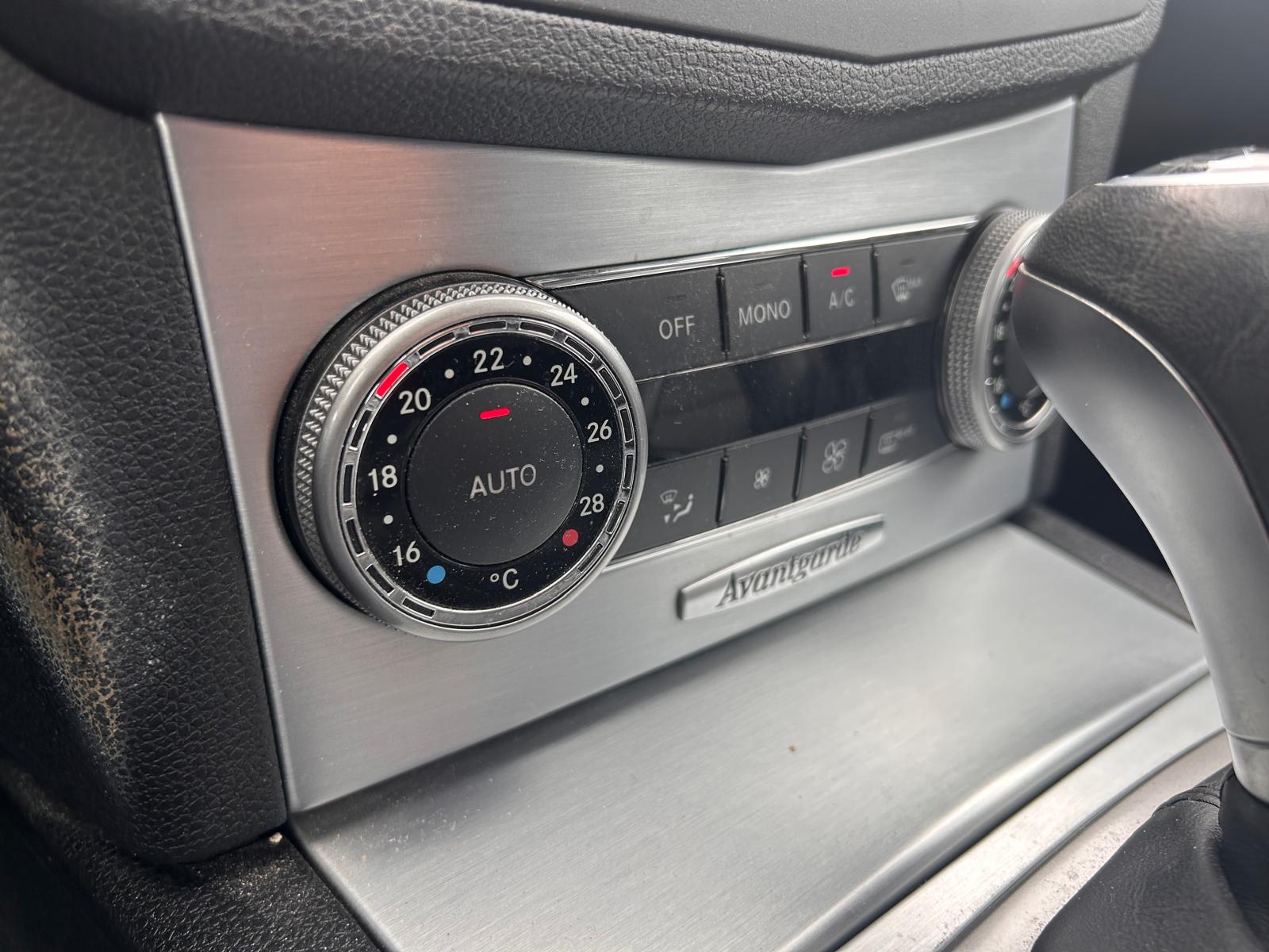 MERCEDES-BENZ C 180 CGI BlueEfficiency Avantgarde Automatic-image-24