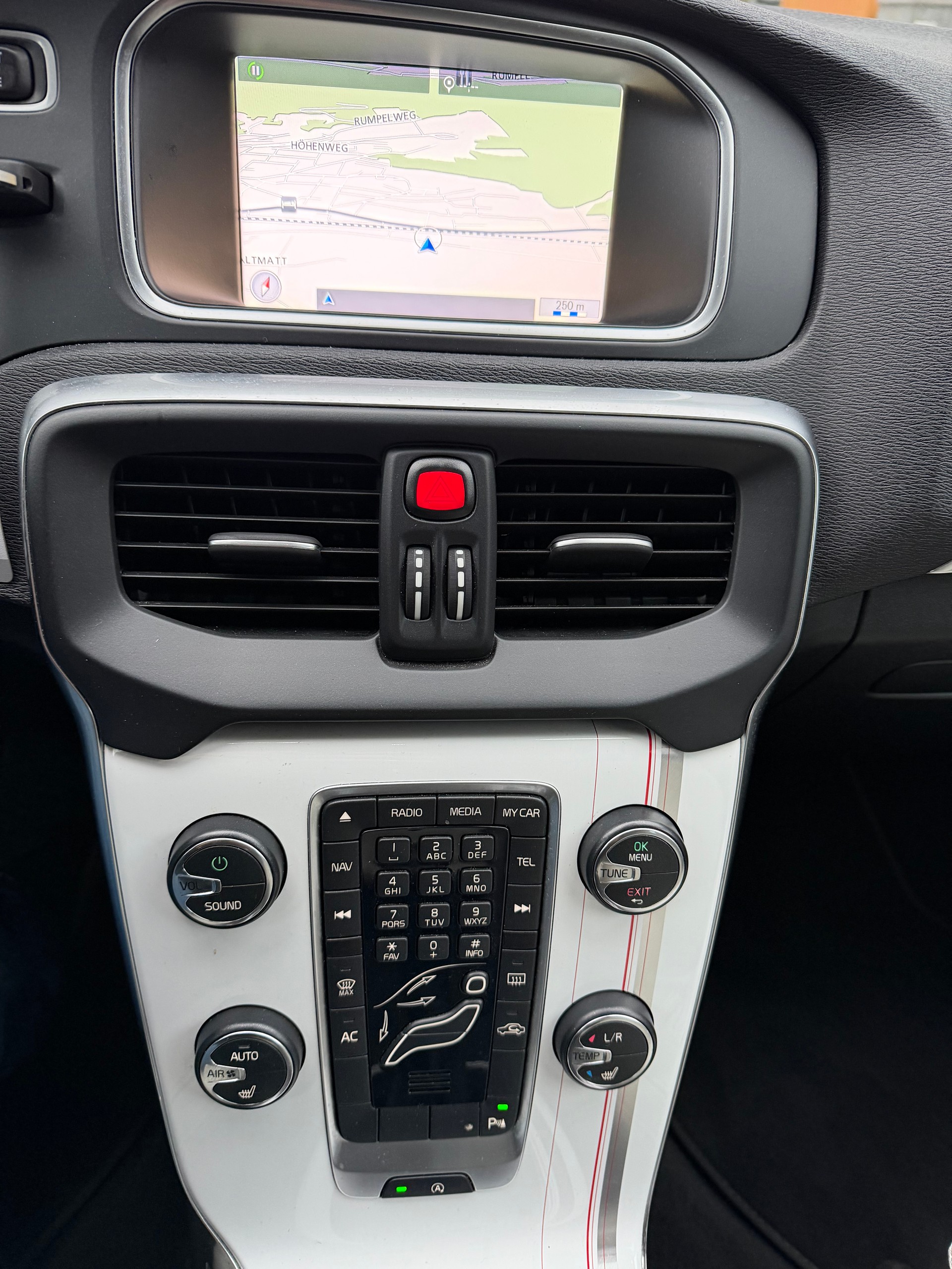VOLVO V40 T3 Momentum-image-13