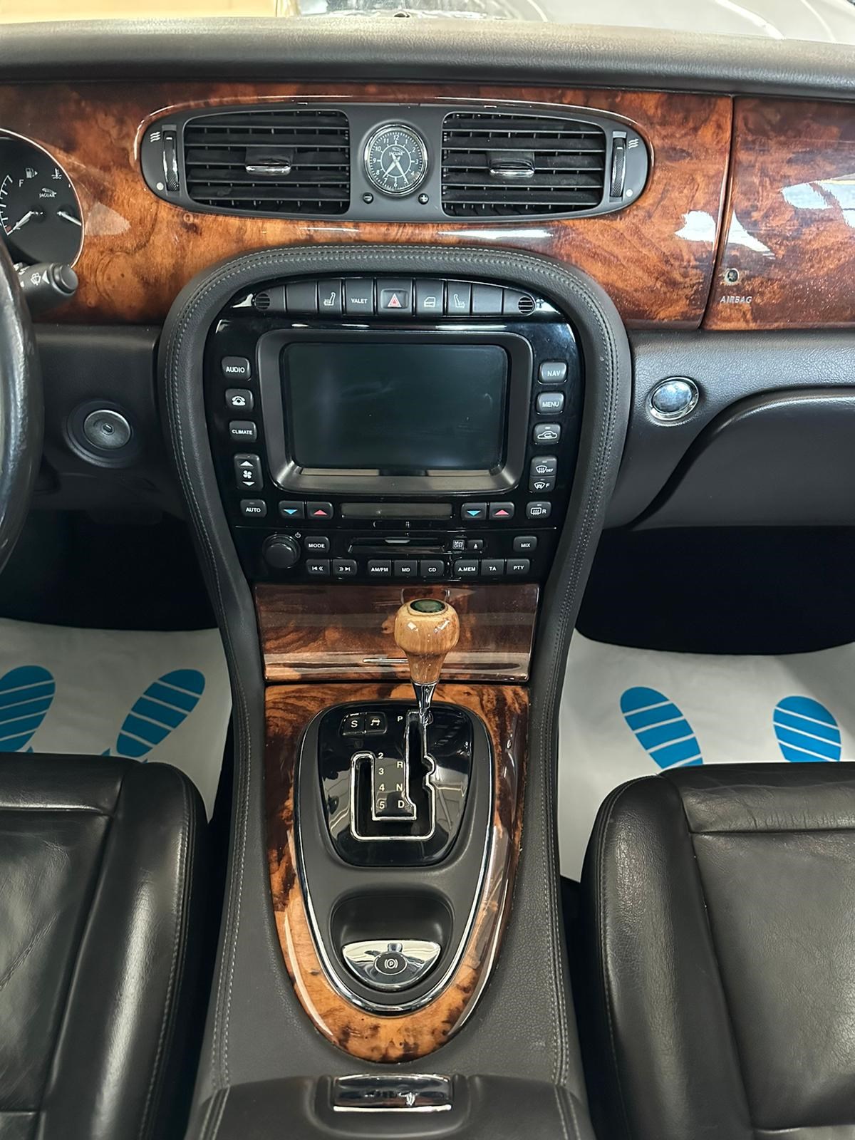 JAGUAR XJ8 3.5 V8 Executive-image-14