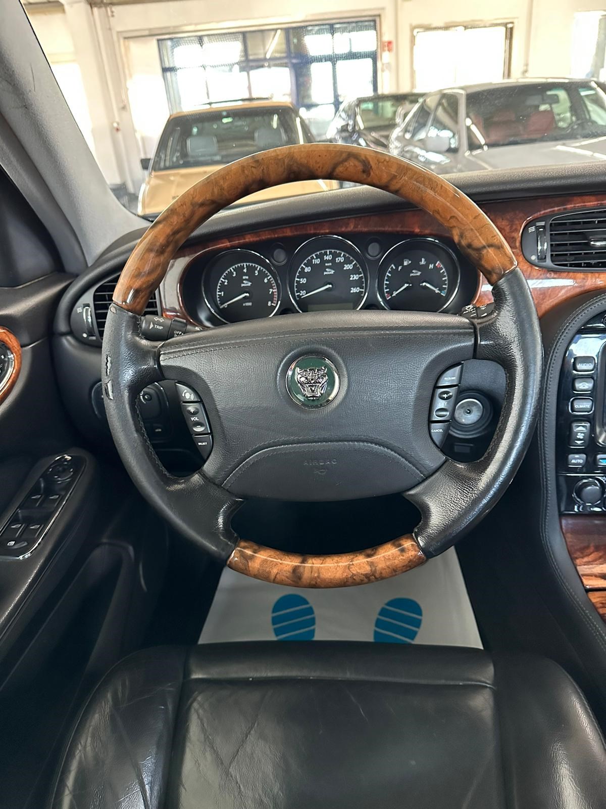 JAGUAR XJ8 3.5 V8 Executive-image-15