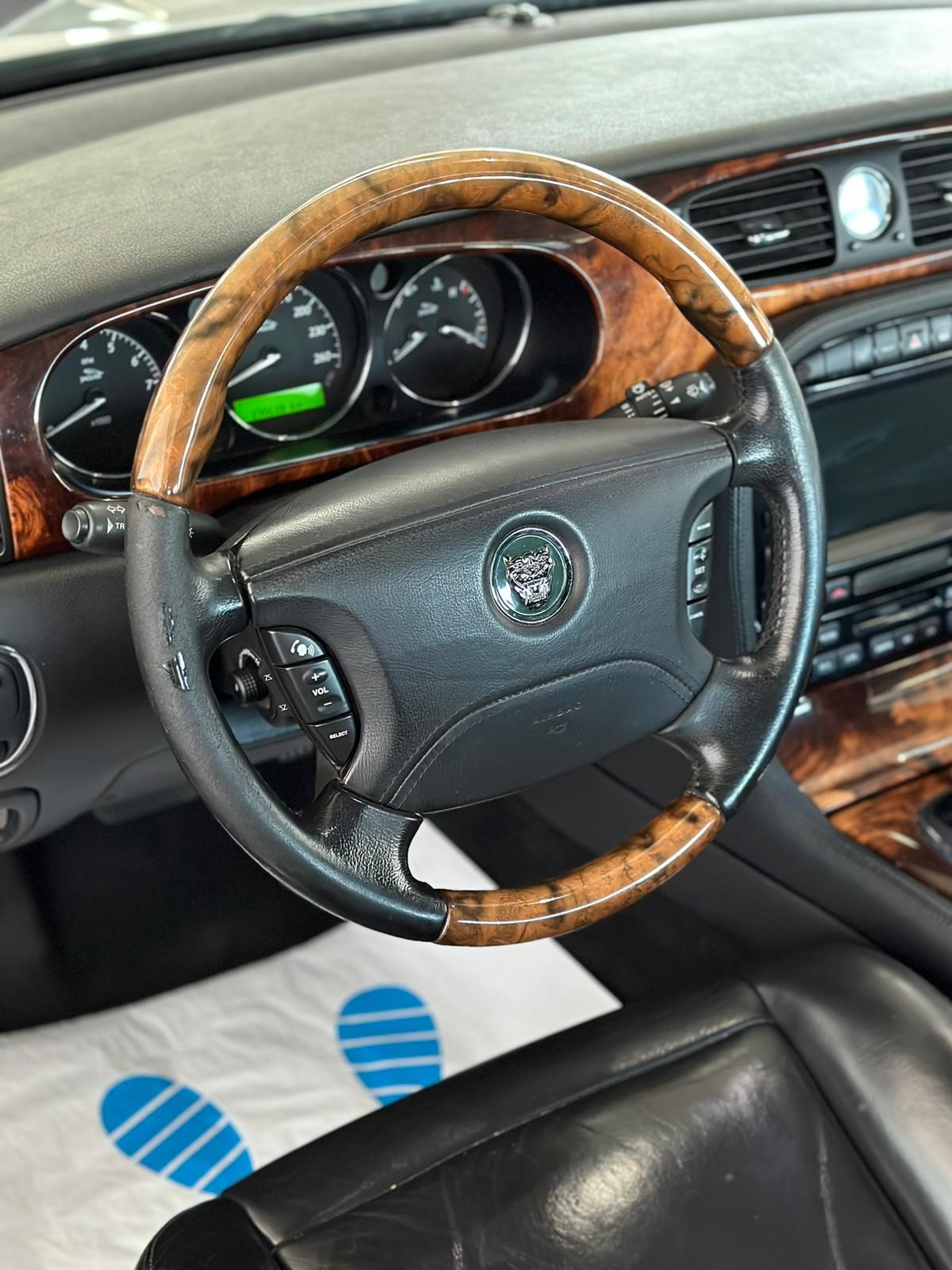 JAGUAR XJ8 3.5 V8 Executive-image-9