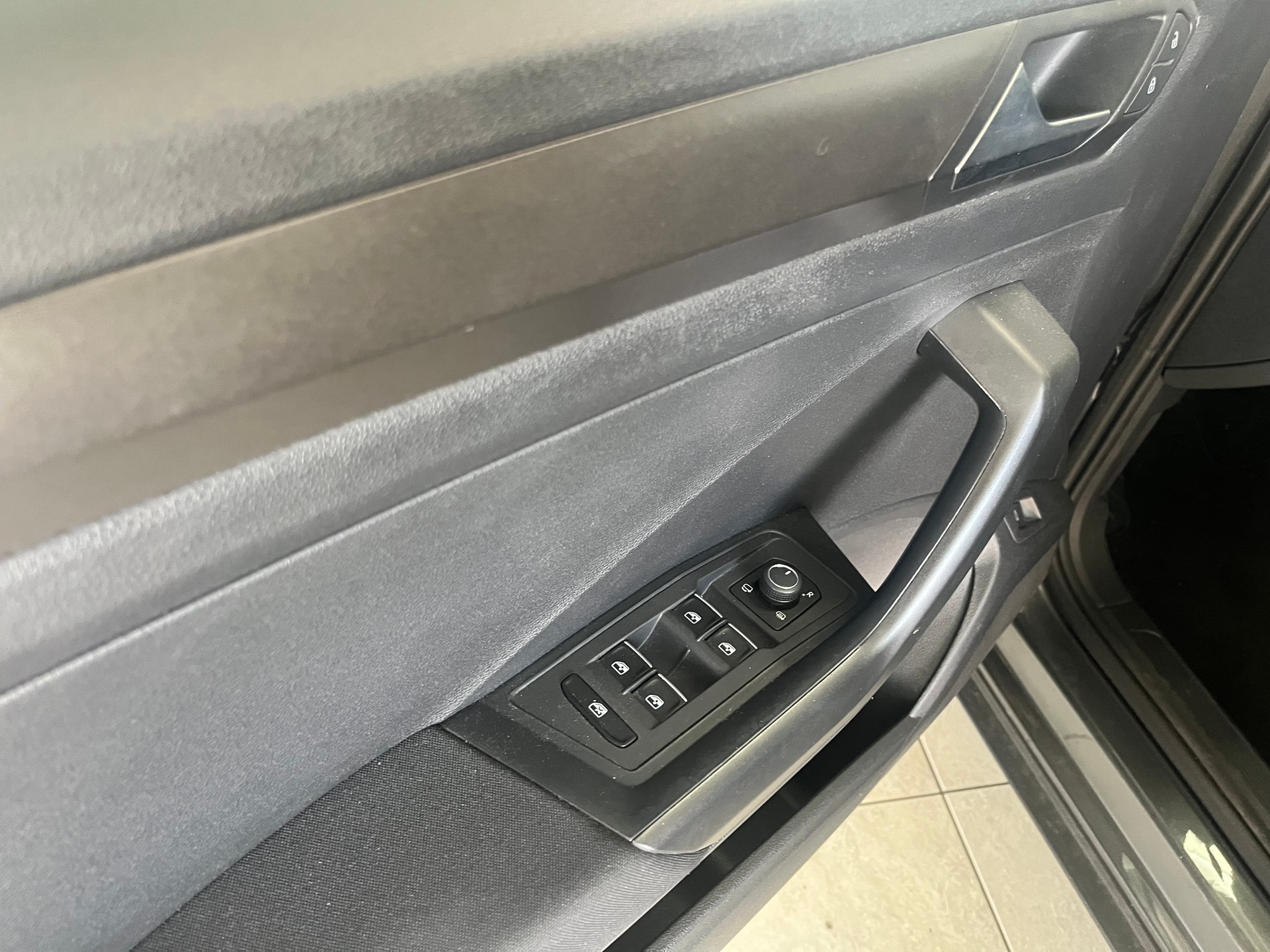 VW T-Roc 2.0 TSI Advance 4M-image-11