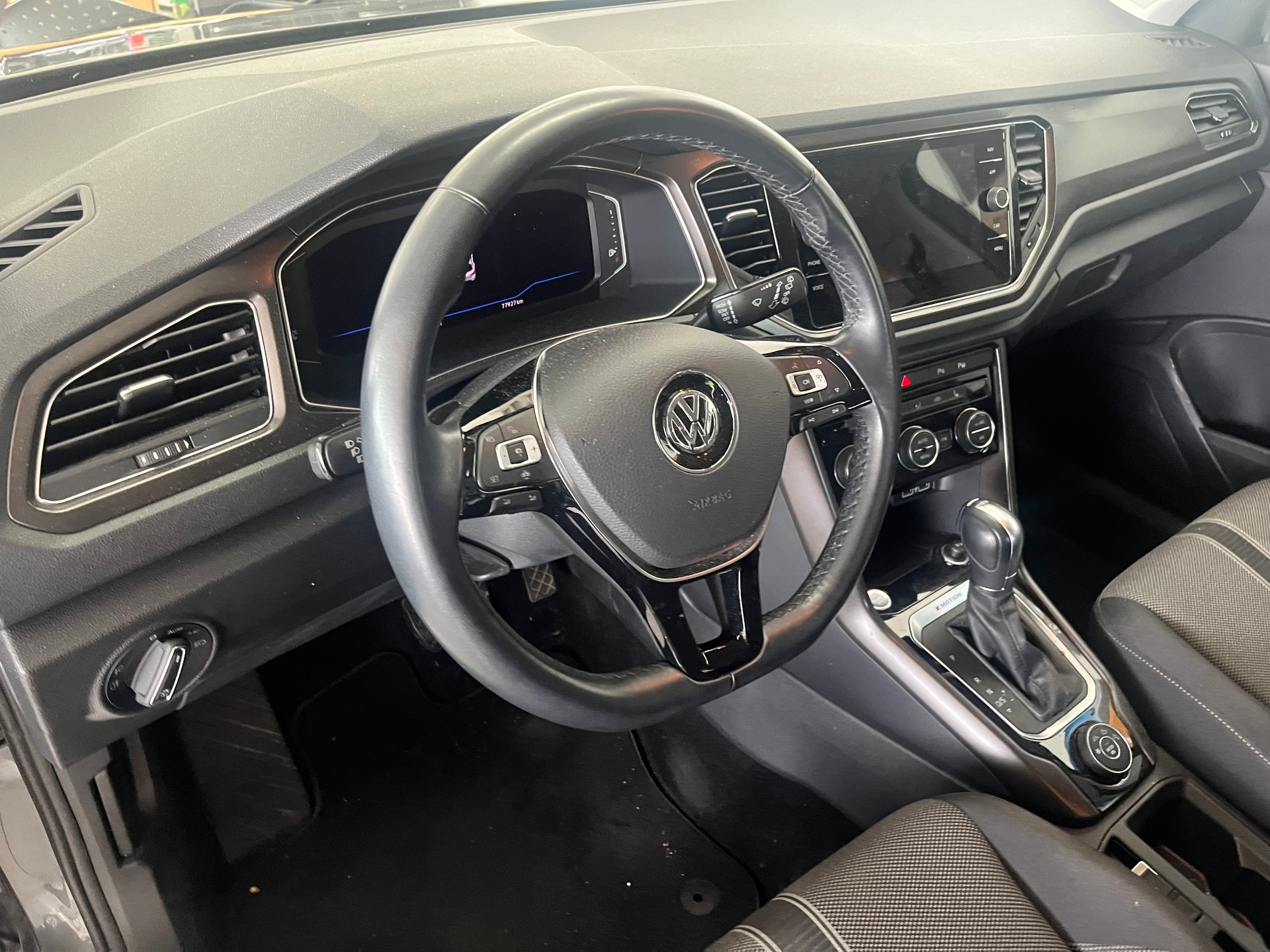 VW T-Roc 2.0 TSI Advance 4M-image-12