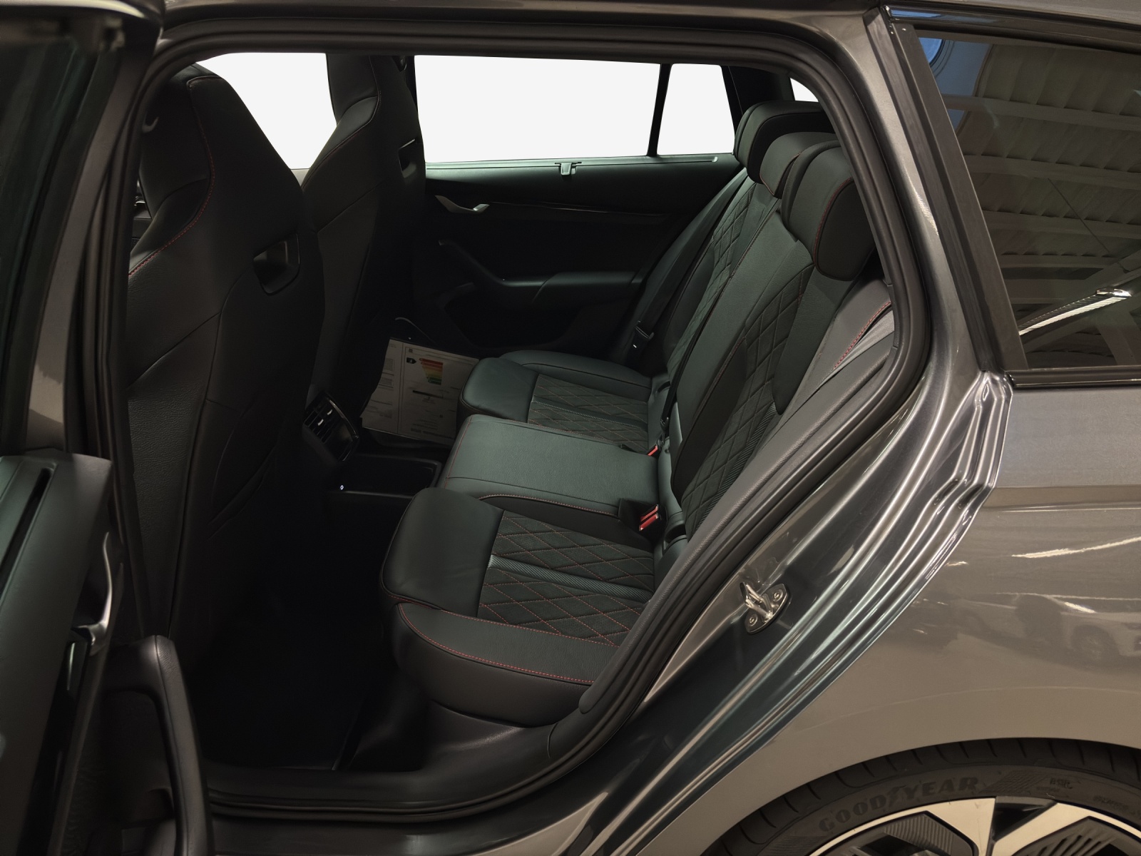 SKODA Octavia Combi 2.0 TSI DSG RS-image-11