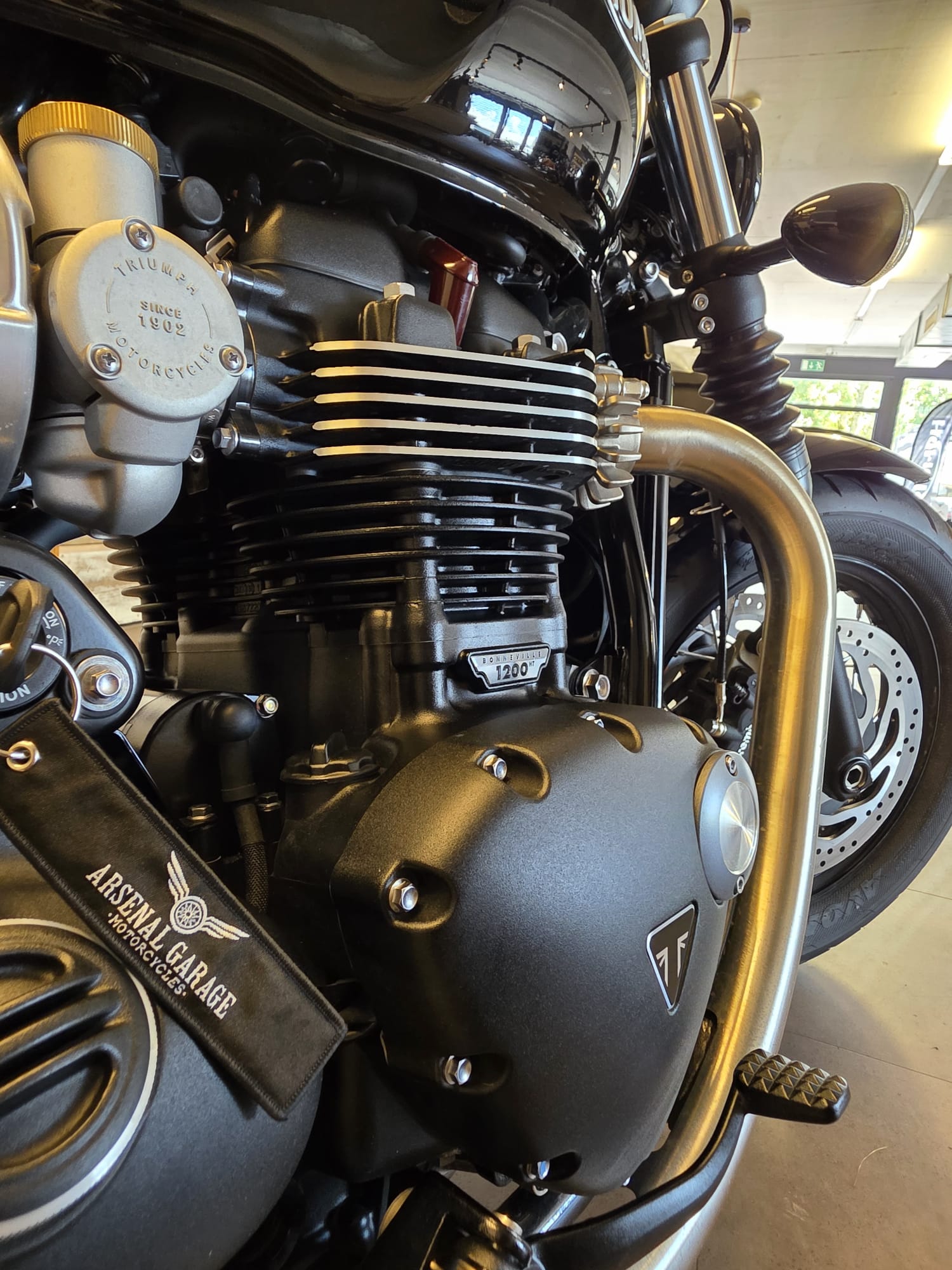 TRIUMPH Bonneville 1200 Bobber-image-5