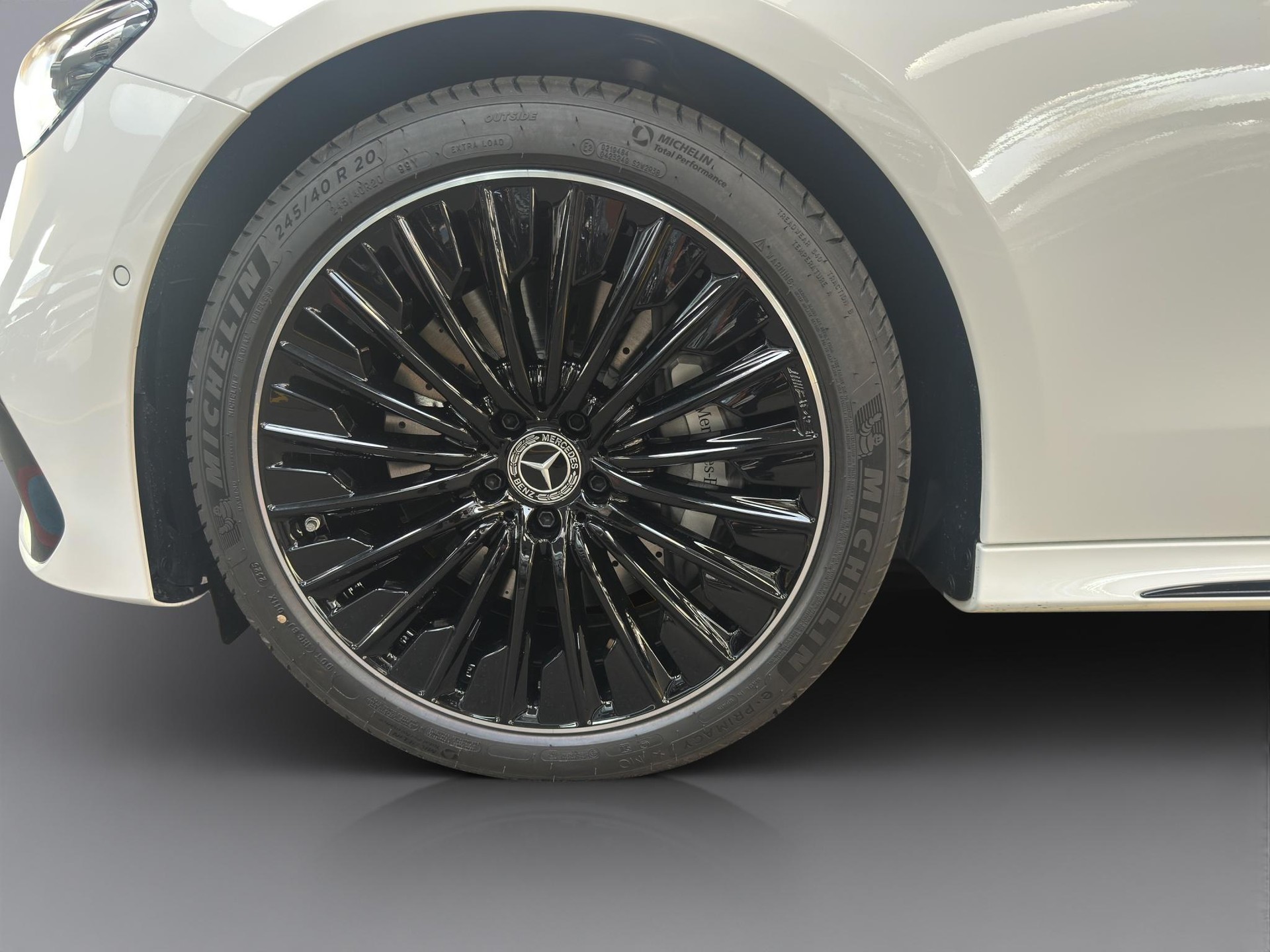 MERCEDES-BENZ E 220 d AMG Line 4matic Kombi-image-19