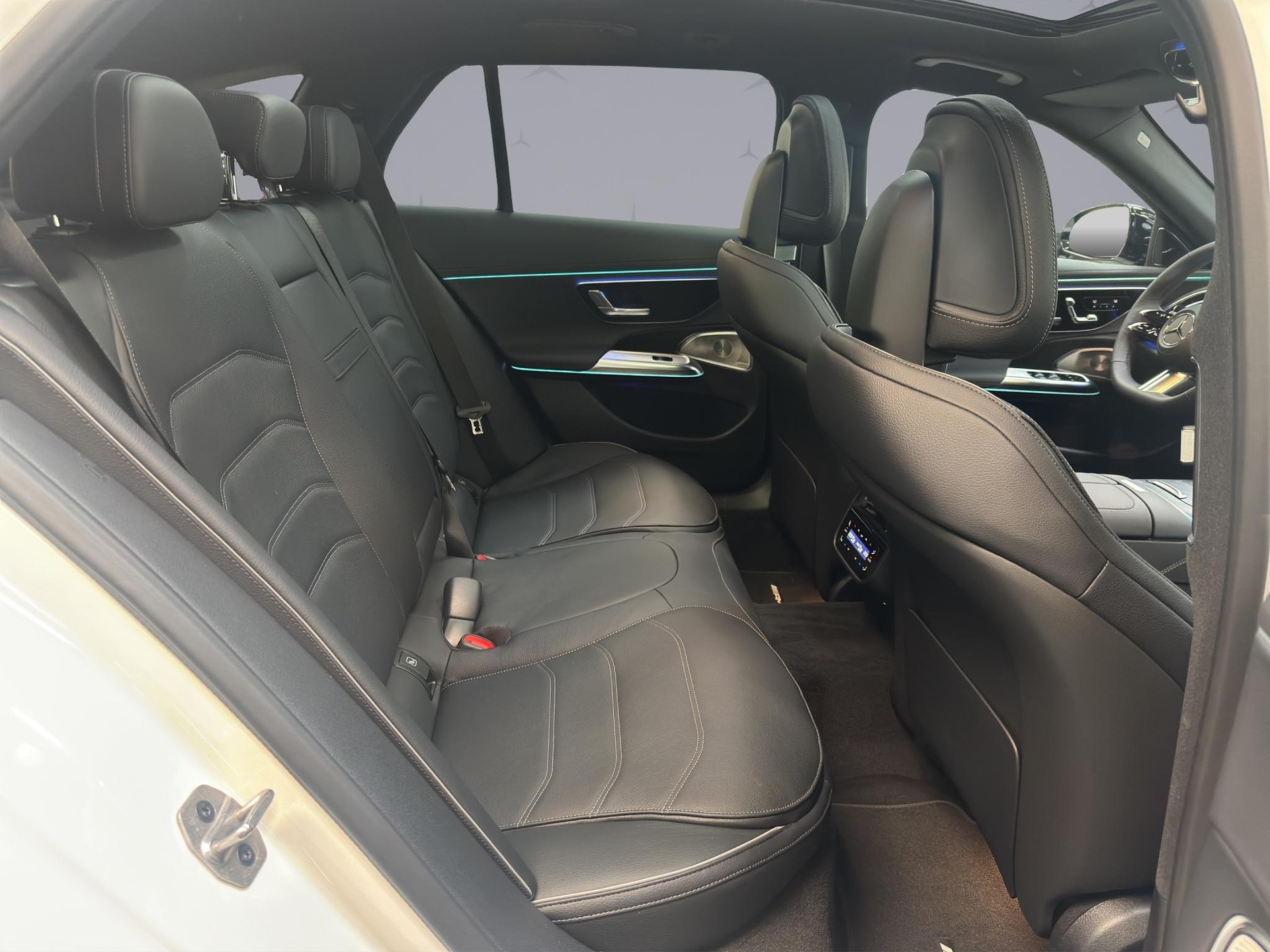 MERCEDES-BENZ E 220 d AMG Line 4matic Kombi-image-15