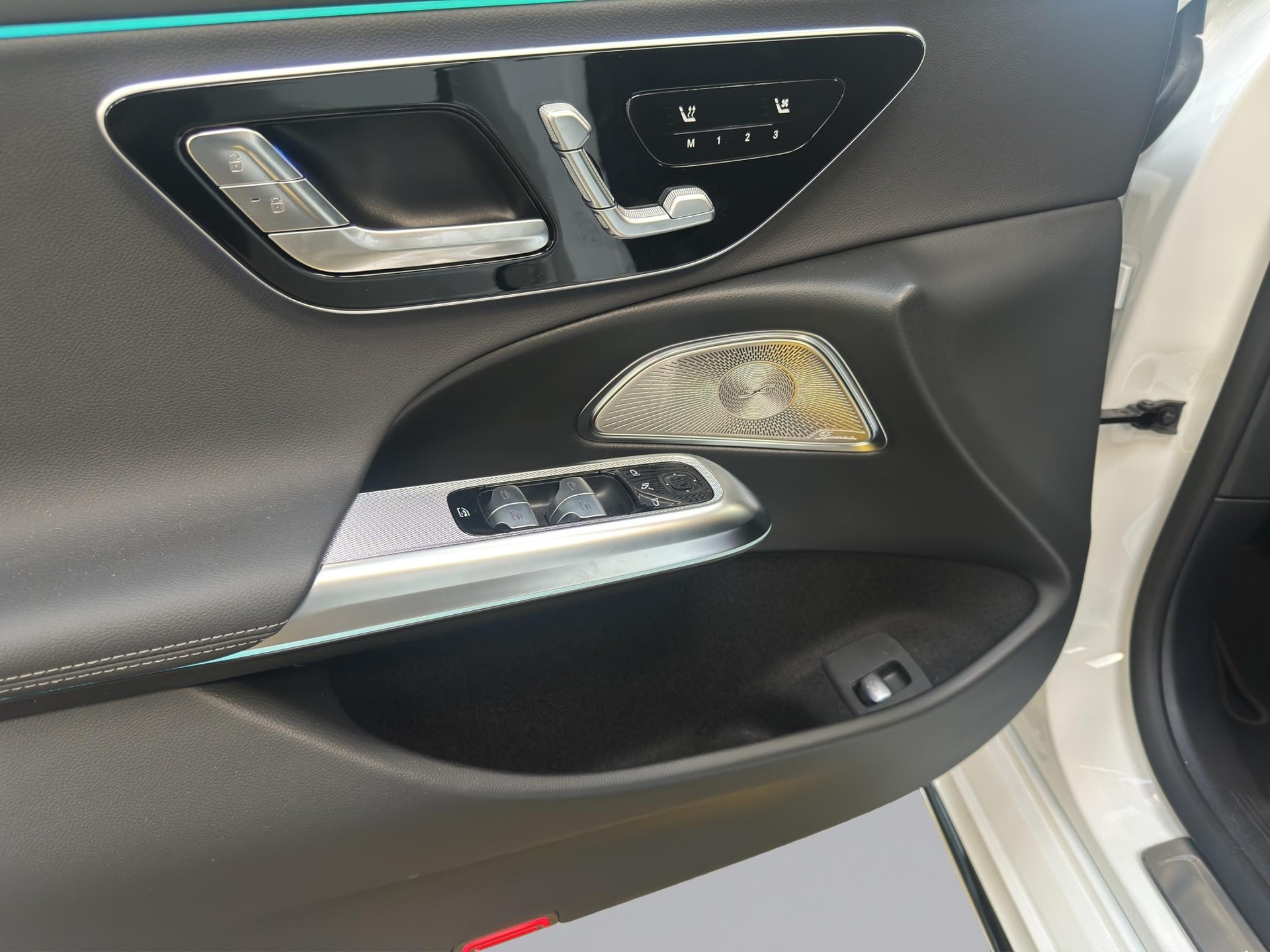 MERCEDES-BENZ E 220 d AMG Line 4matic Kombi-image-13