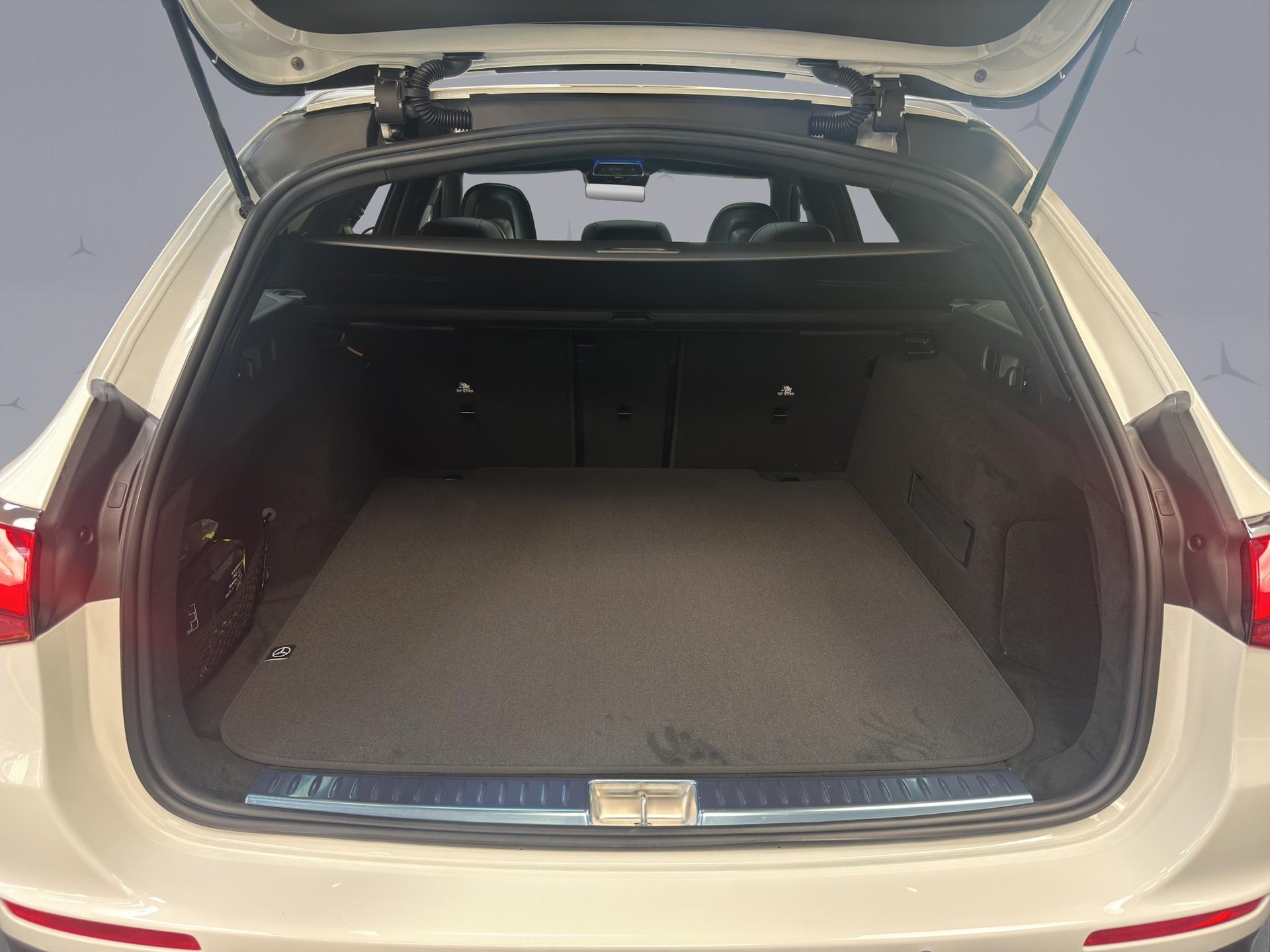 MERCEDES-BENZ E 220 d AMG Line 4matic Kombi-image-18