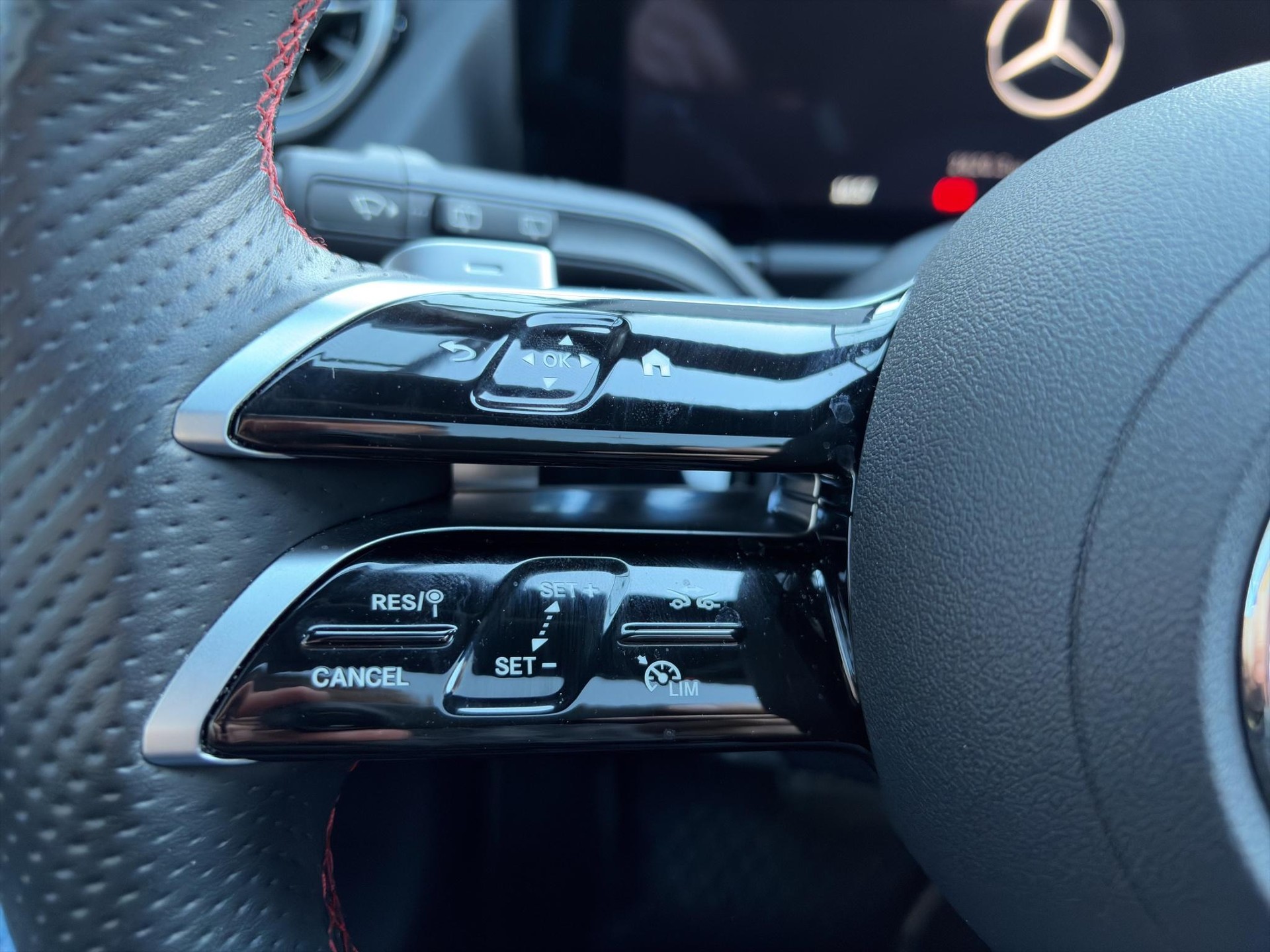 MERCEDES-BENZ GLA 250 Swiss Star AMG Line 4matic-image-12