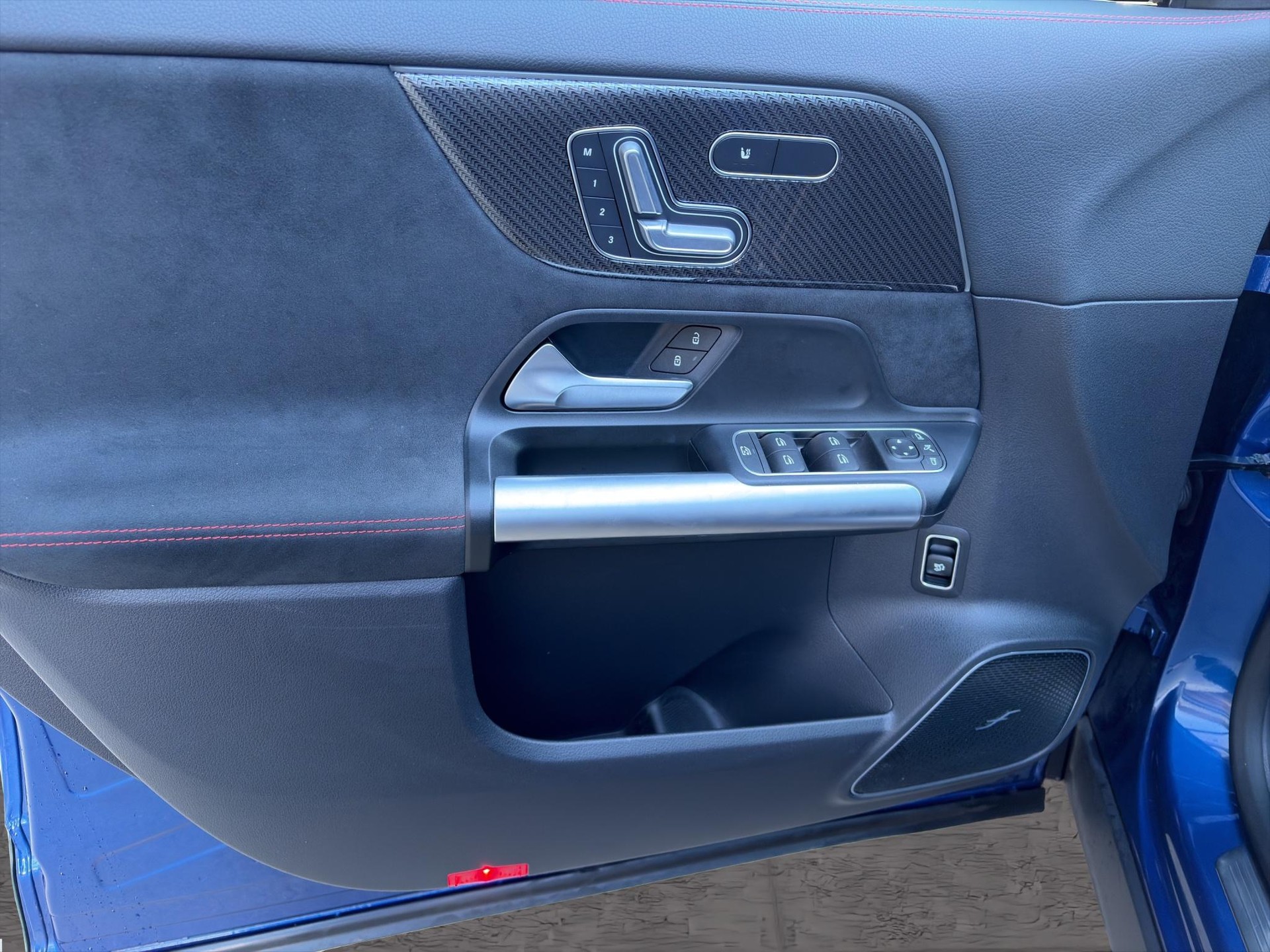 MERCEDES-BENZ GLA 250 Swiss Star AMG Line 4matic-image-9