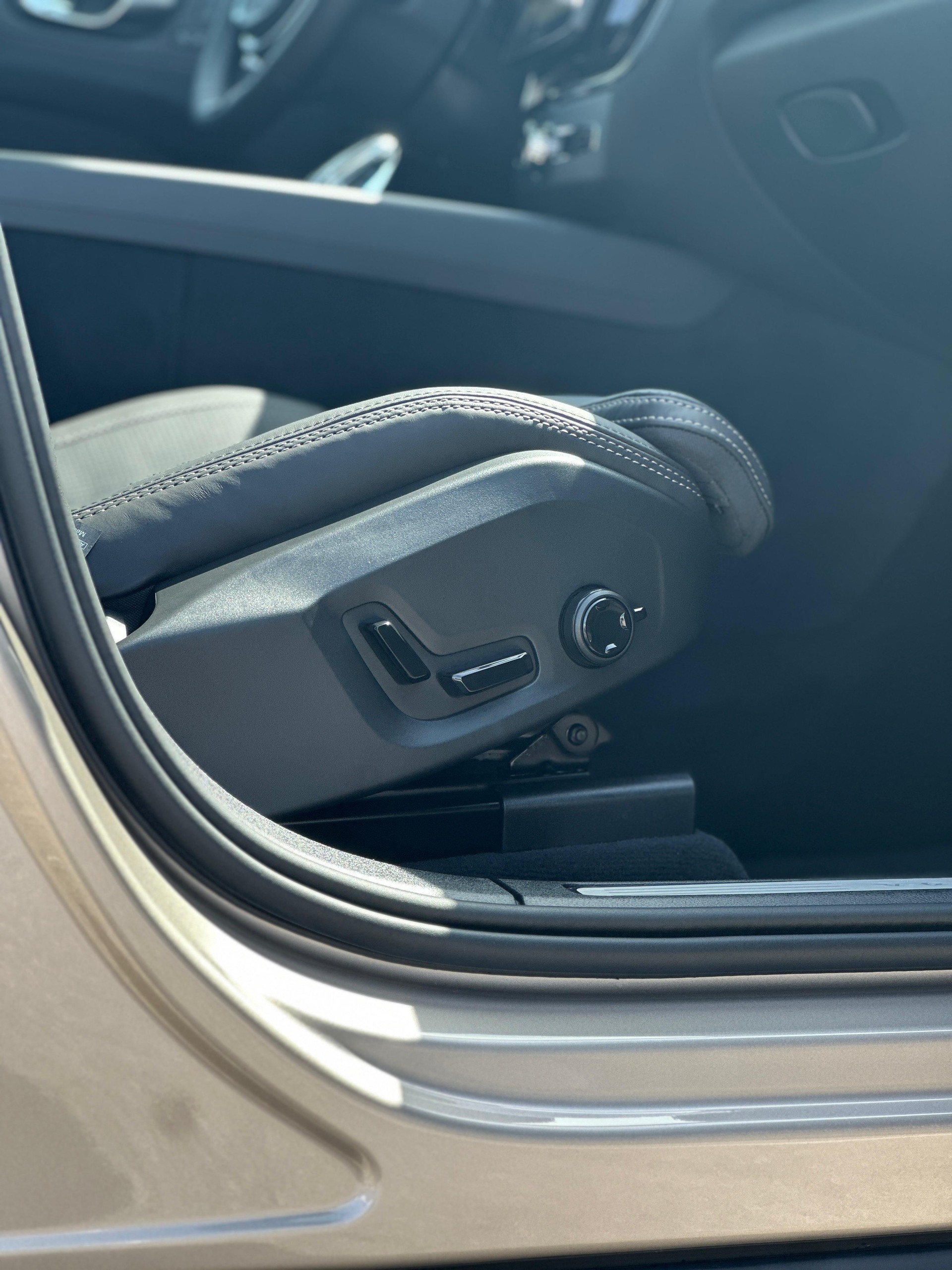 VOLVO XC60 2.0 T8 TE Ultra Dark eAWD-image-13