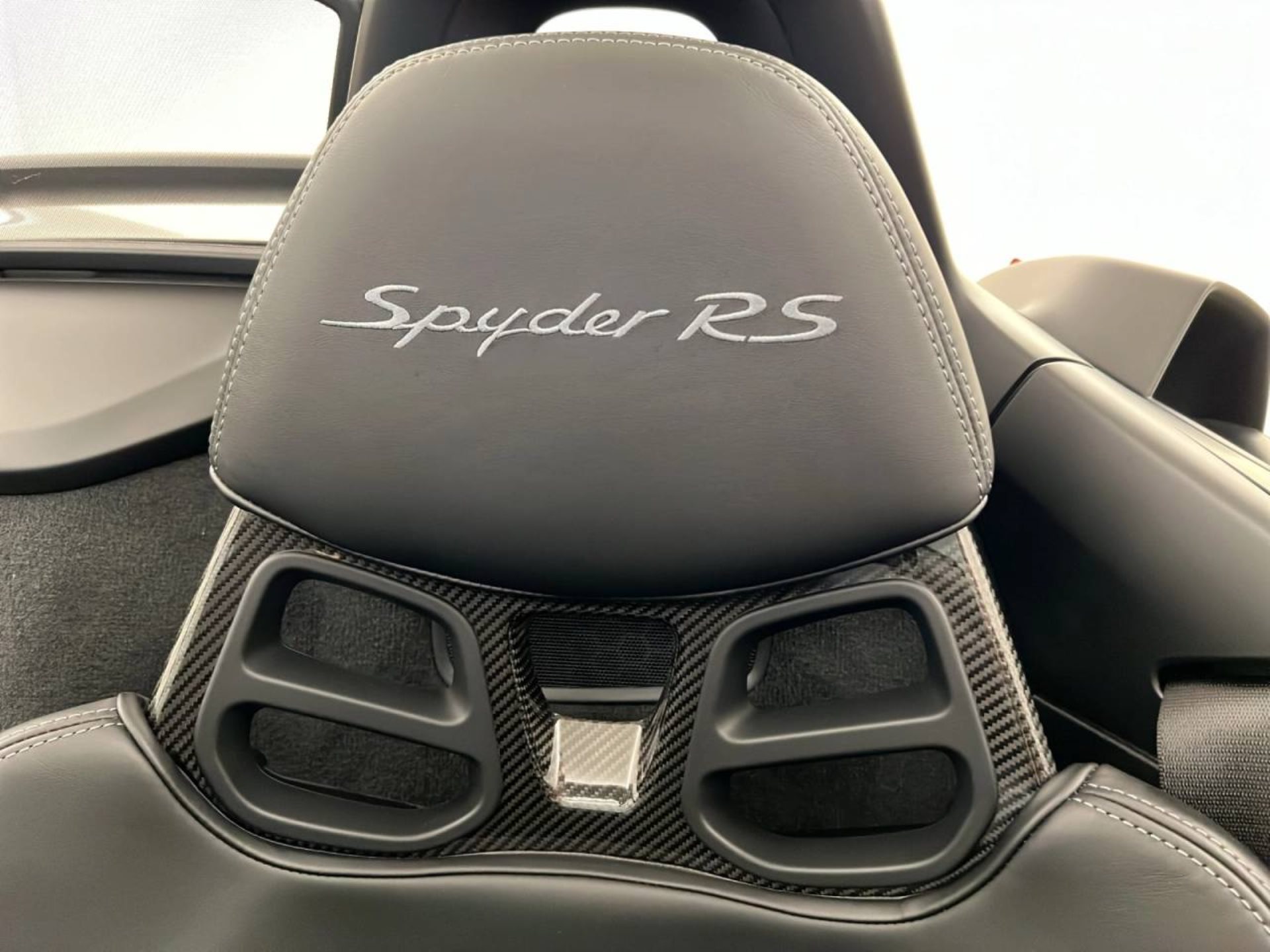 PORSCHE 718 Spyder RS-image-13
