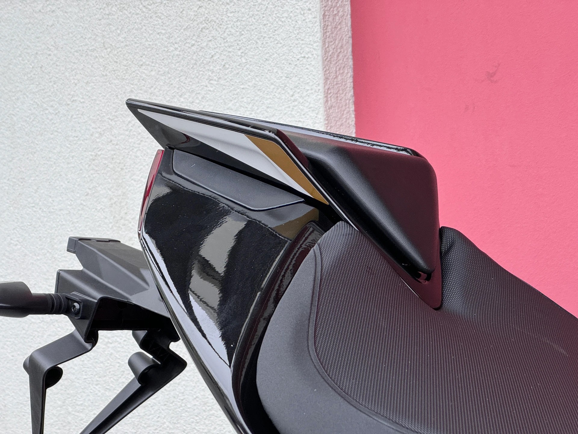 APRILIA Tuono V4 1100 Factory-showroom-element-1