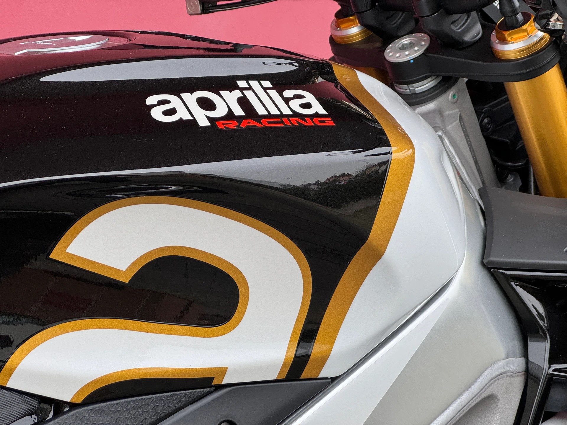 APRILIA Tuono V4 1100 Factory-showroom-element-3