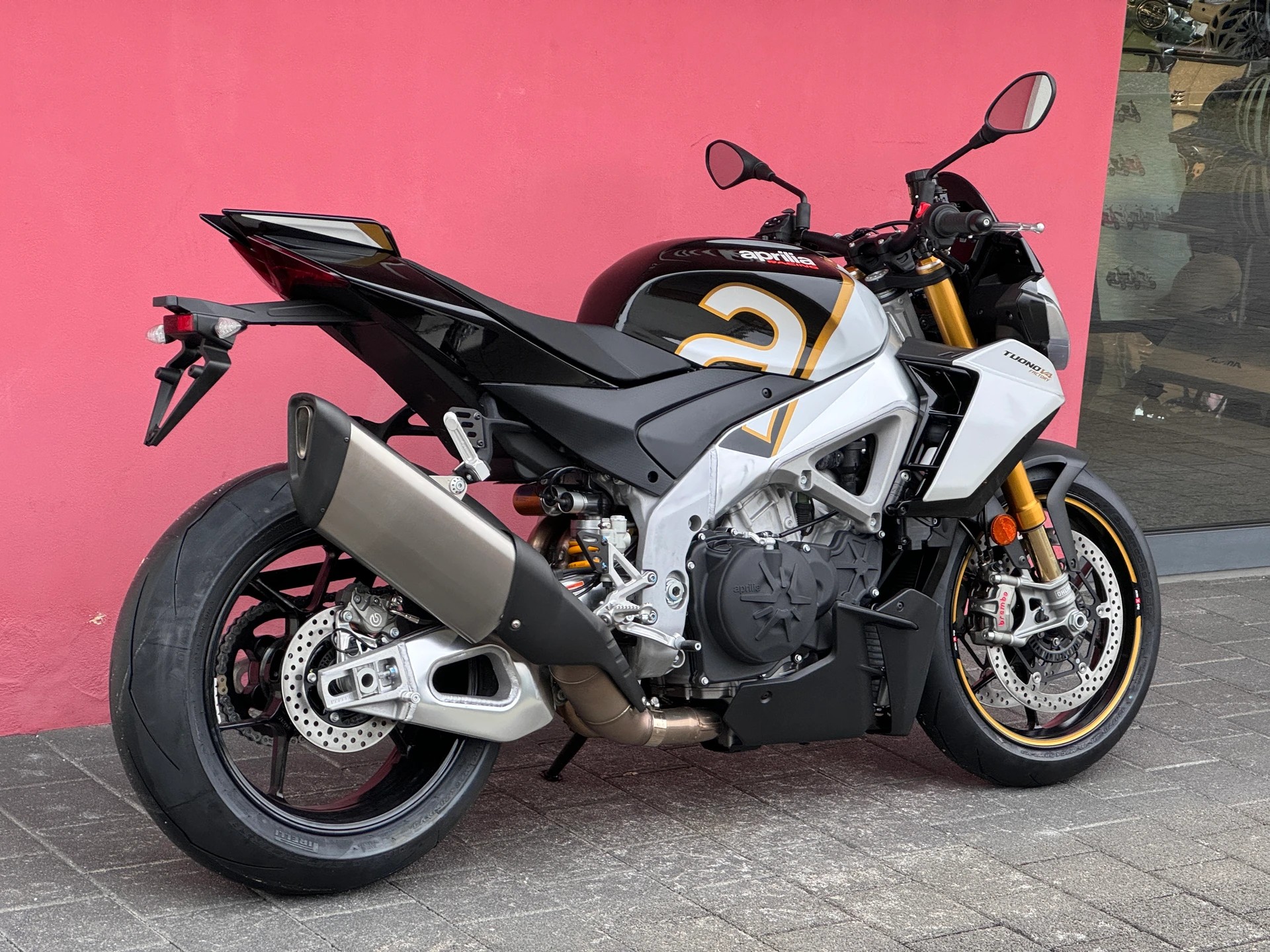 APRILIA Tuono V4 1100 Factory-showroom-element-2