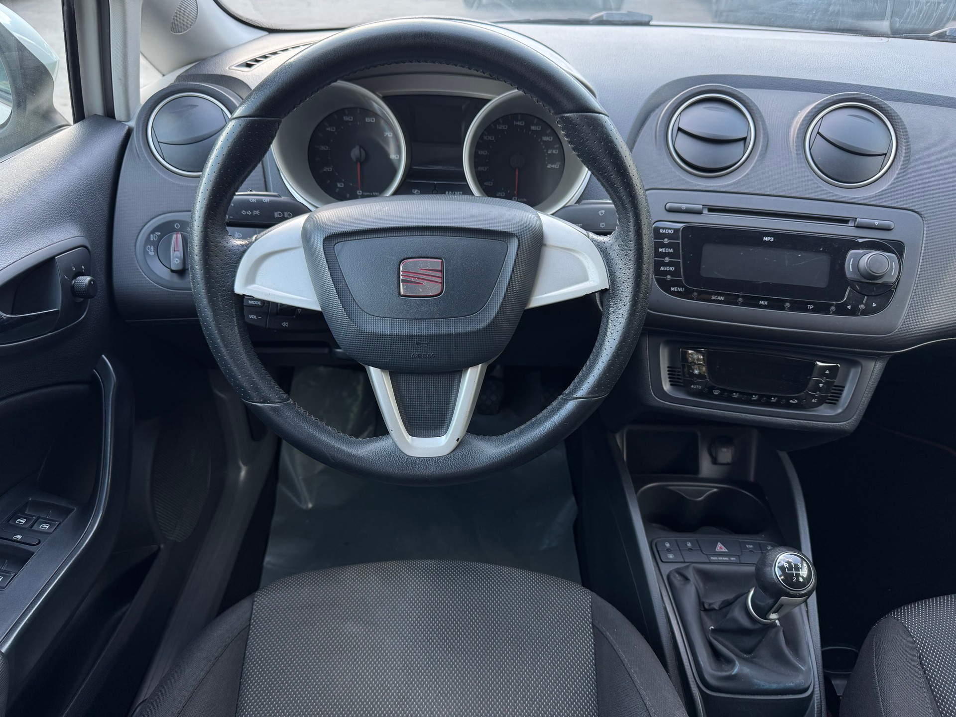 SEAT Ibiza 1.6 Style-image-12