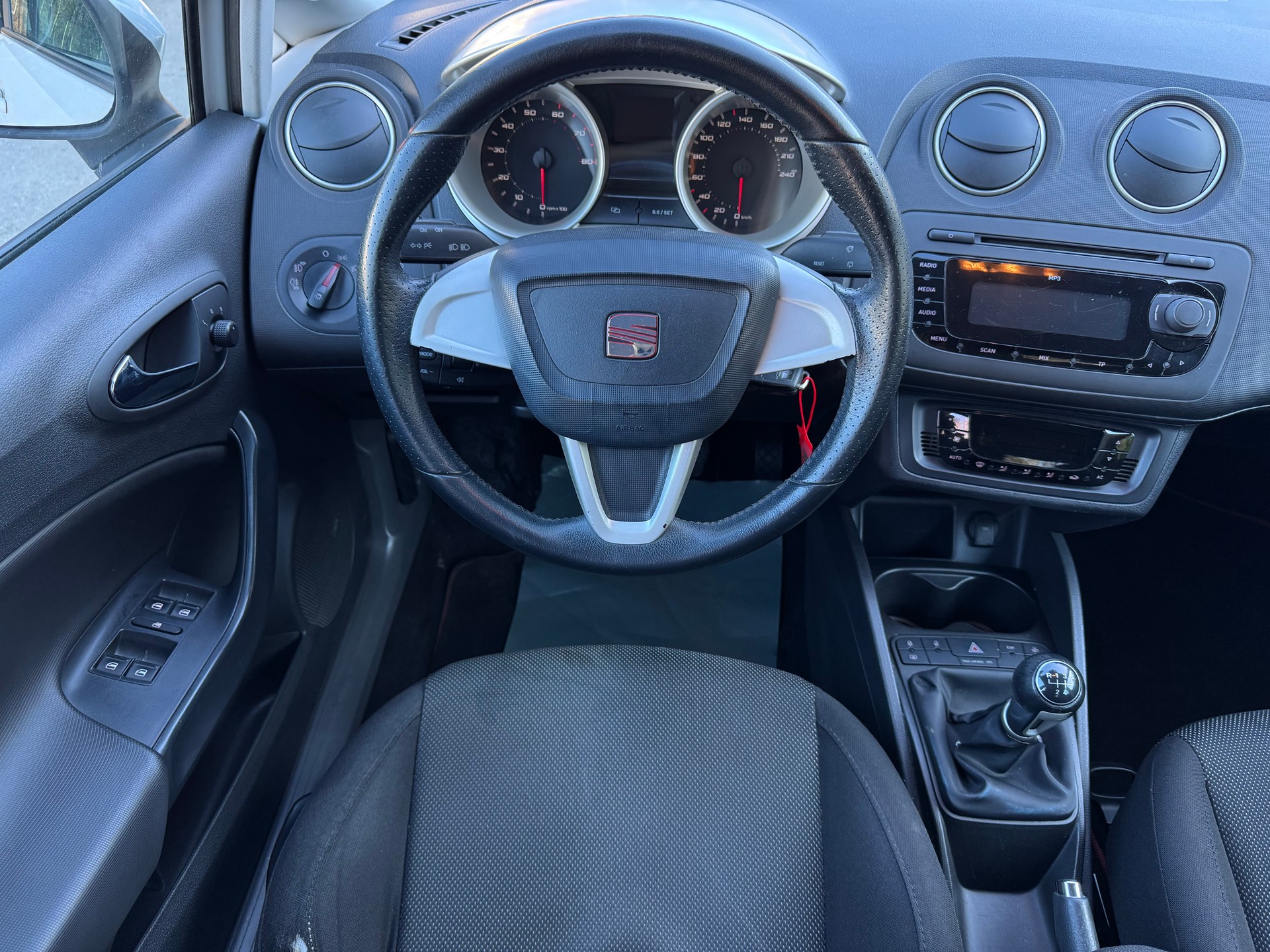 SEAT Ibiza 1.6 Style-image-12