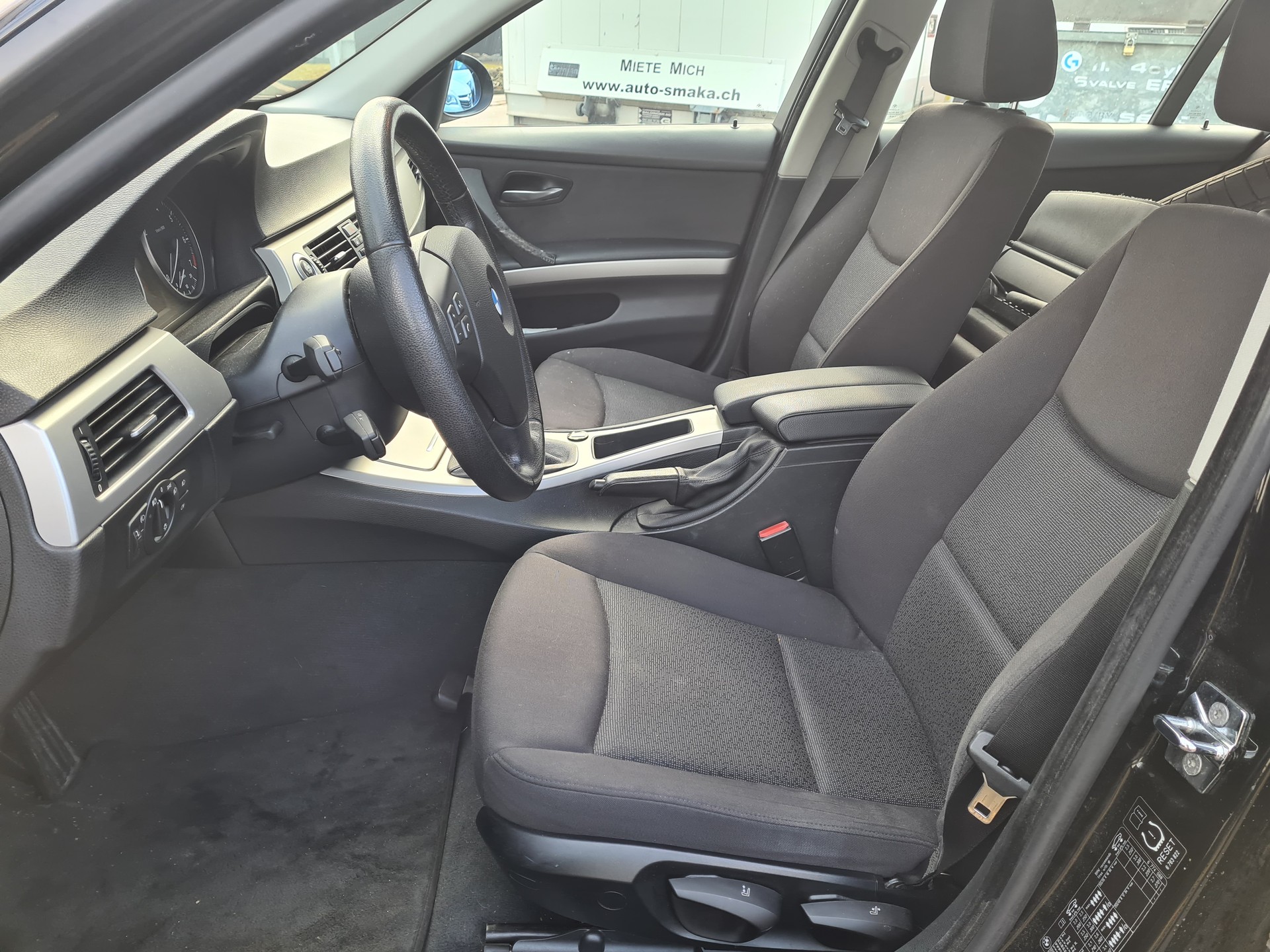 BMW 318i Touring Access-image-8