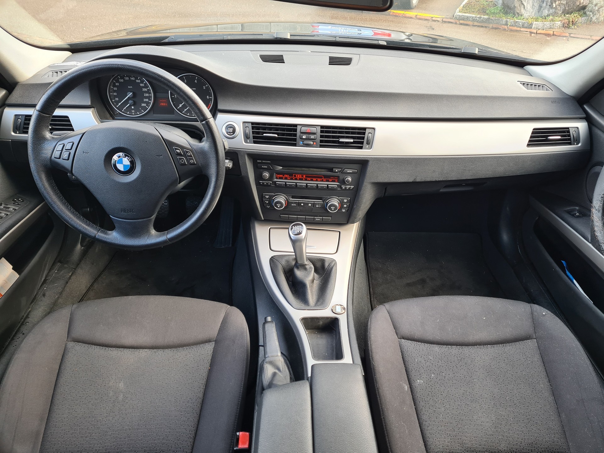 BMW 318i Touring Access-image-9