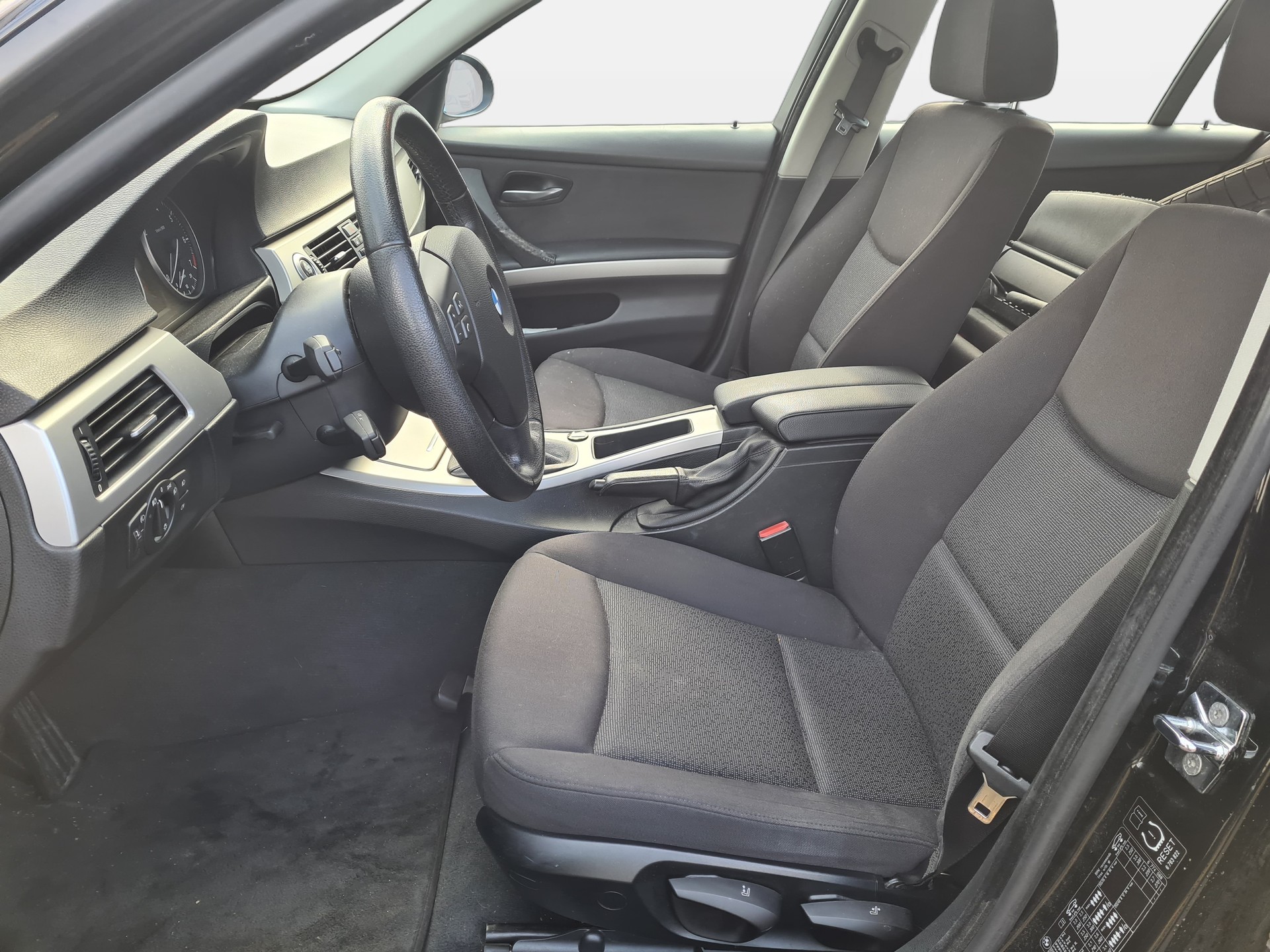 BMW 318i Touring Access-image-8