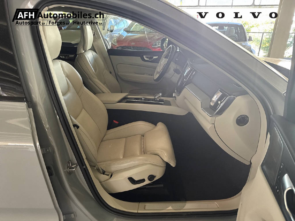 VOLVO XC60 2.0 T6 TE Ultimate Dark eAWD-image-8
