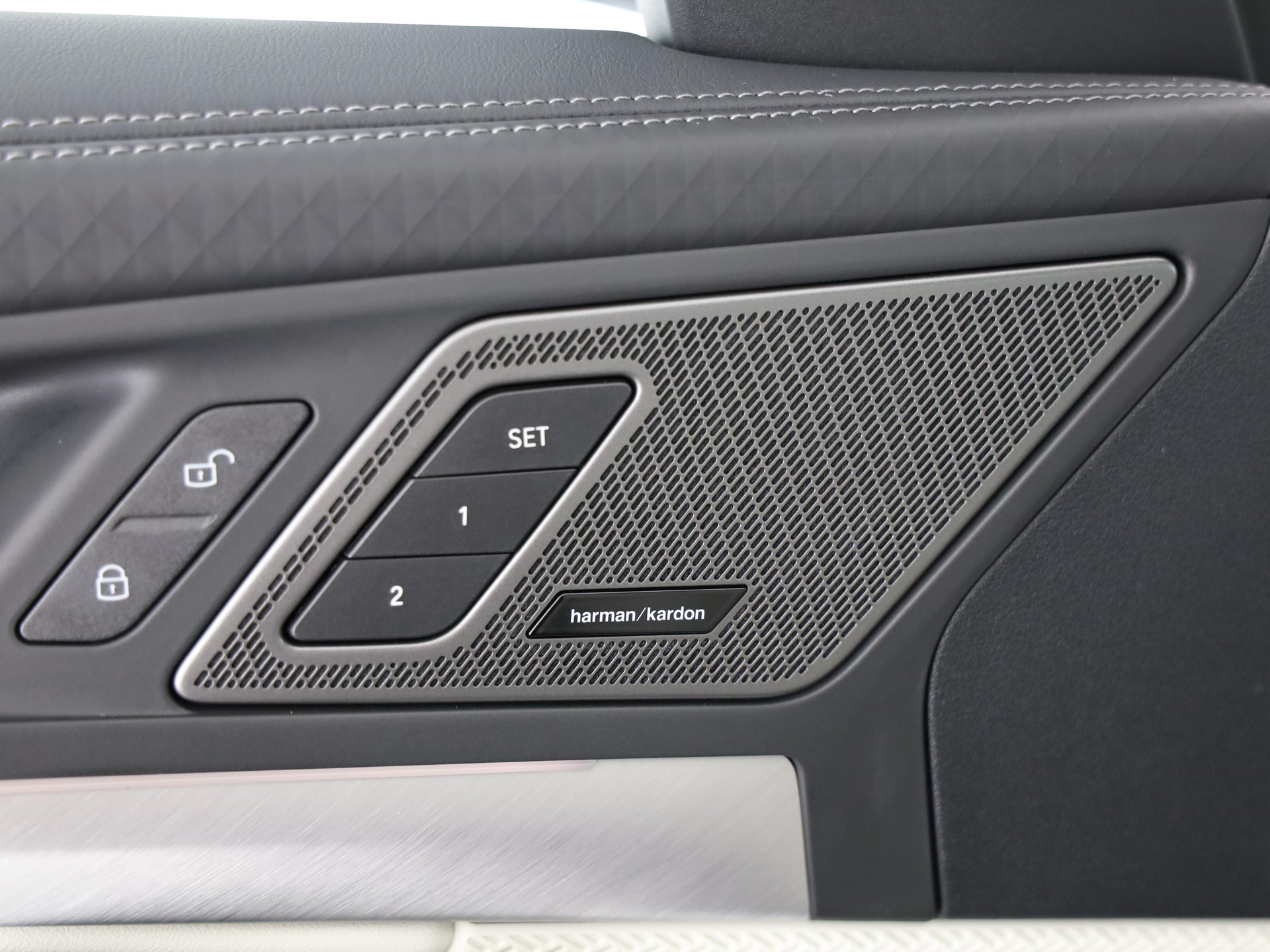 BMW iX2 30 xDrive-image-9