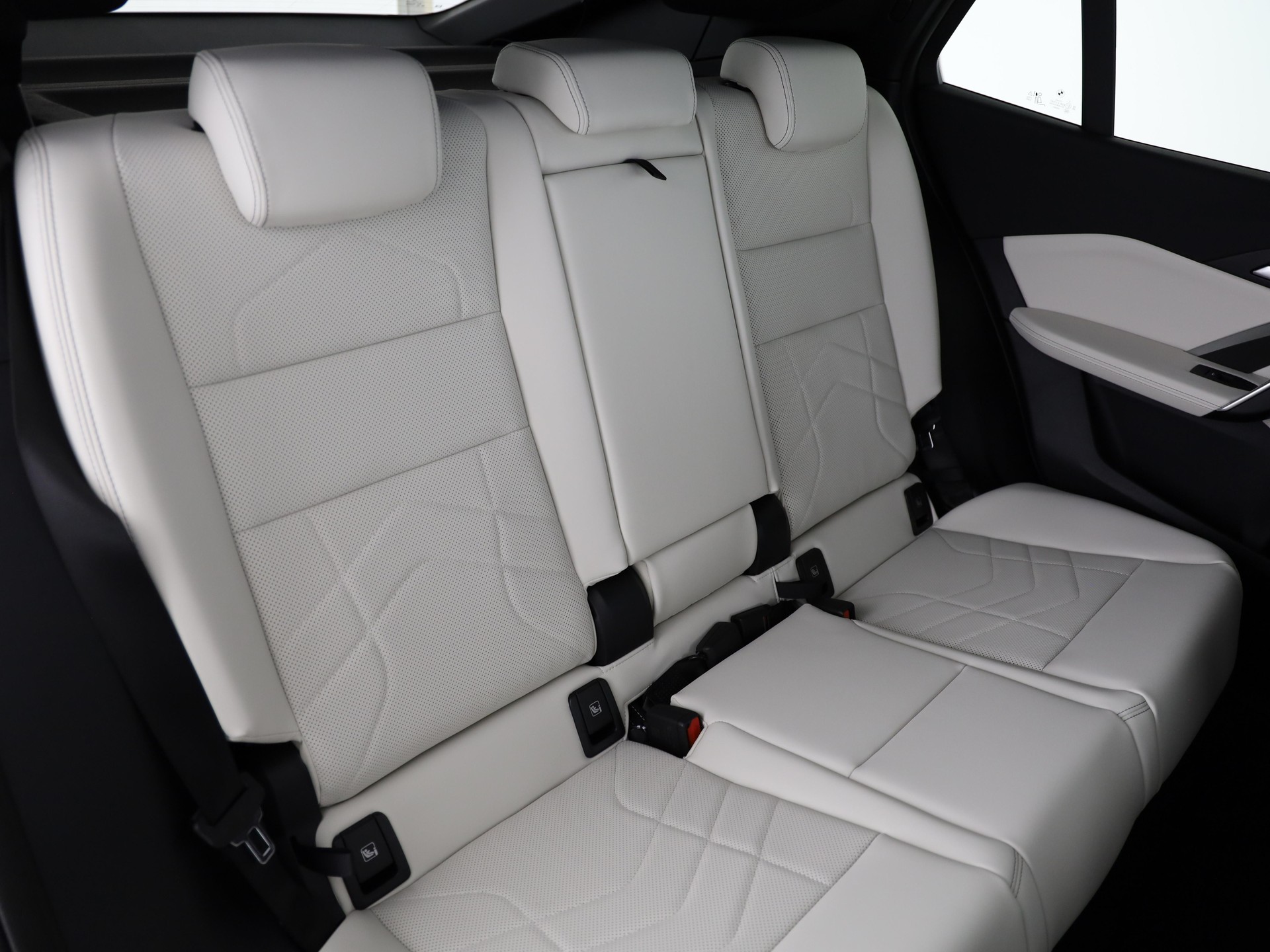 BMW iX2 30 xDrive-image-14