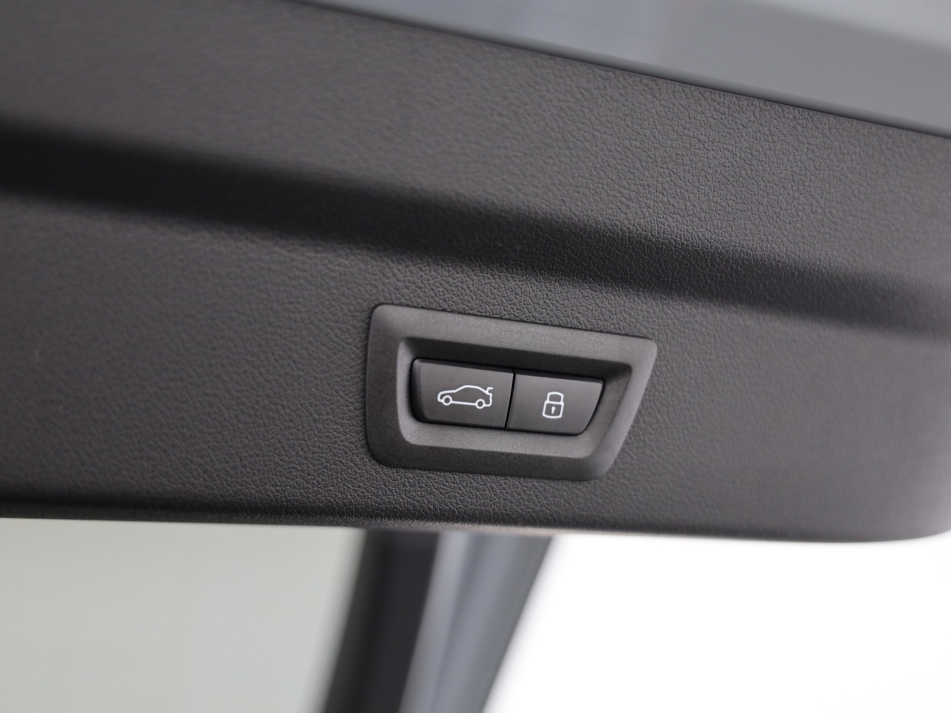 BMW iX2 30 xDrive-image-7