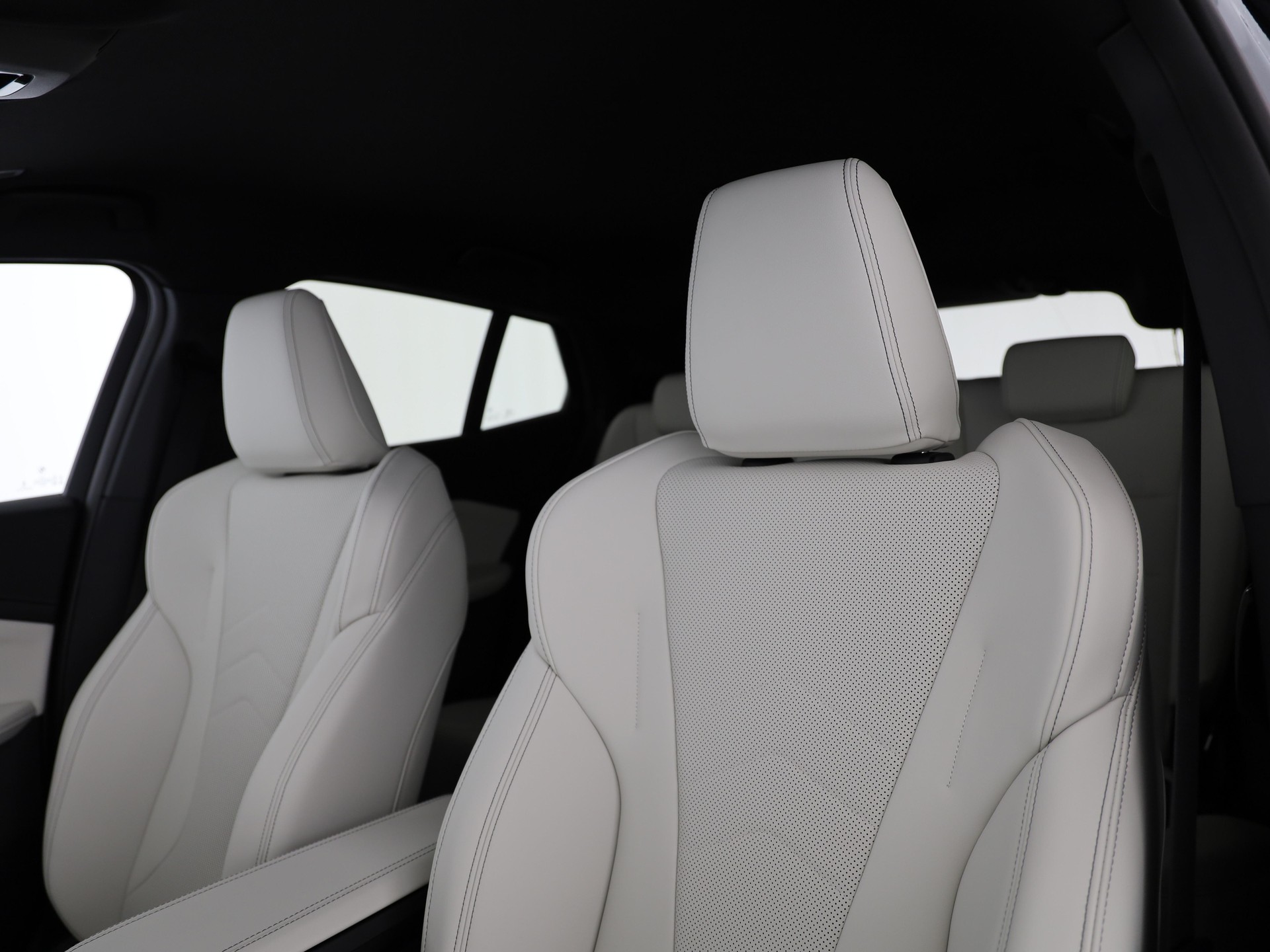 BMW iX2 30 xDrive-image-10