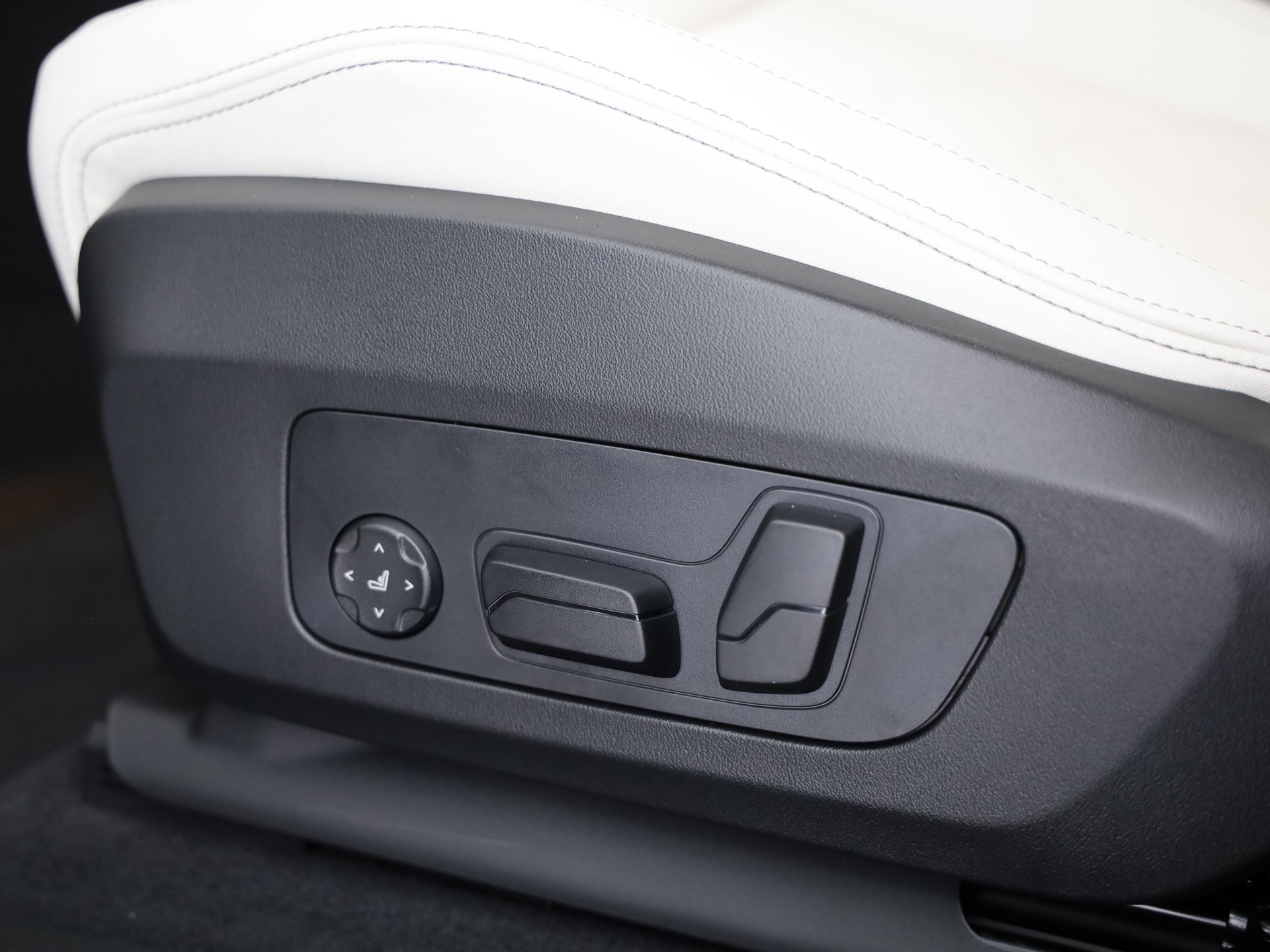BMW iX2 30 xDrive-image-19