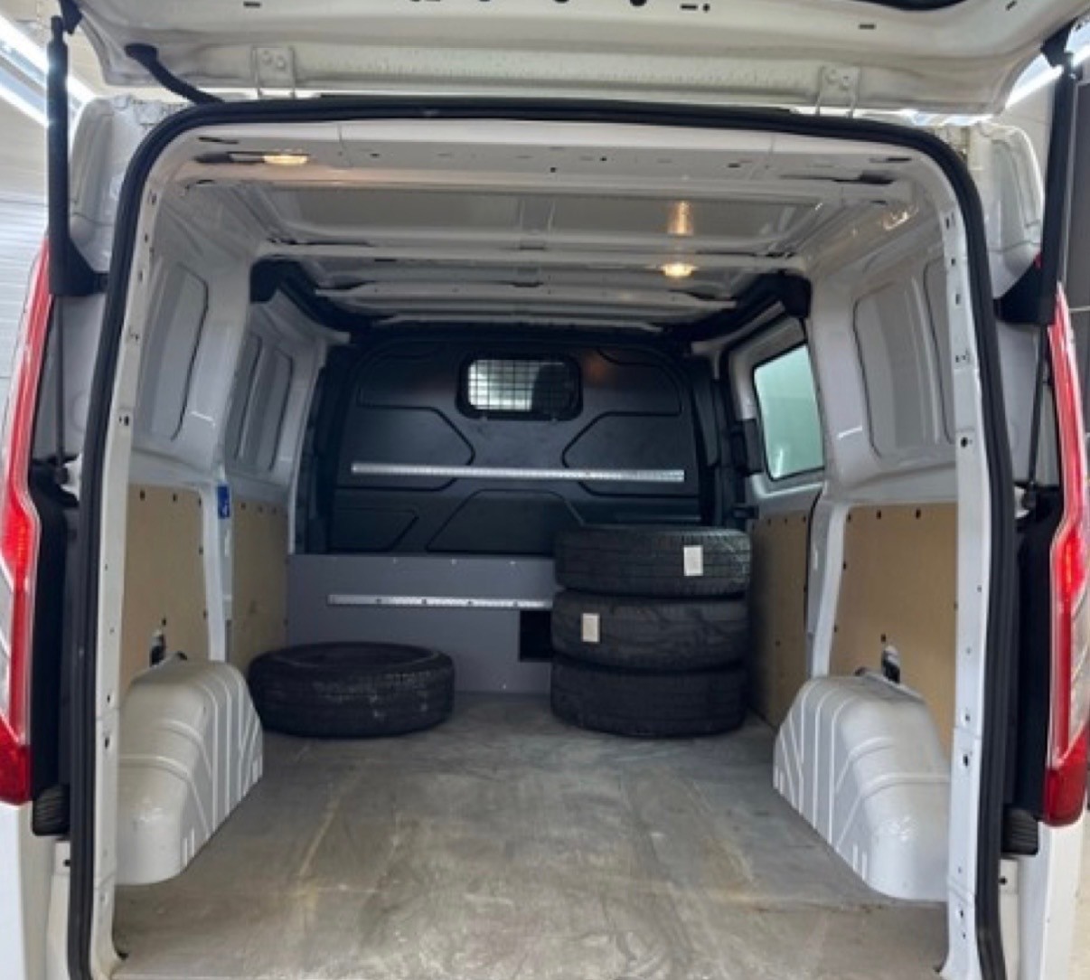 FORD Transit Custom Van 320 L1H1 Trend-image-12