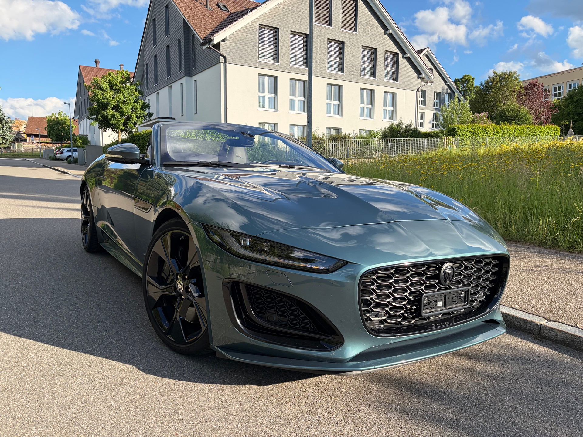 JAGUAR F-Type 5.0 V8 R-Dynamic 75 AWD-image-1