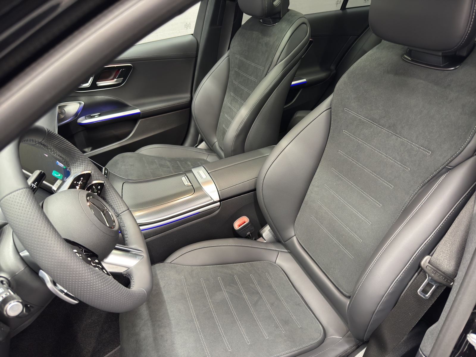 MERCEDES-BENZ C 220 d AMG Line 4Matic Swiss Star Lim.-image-13