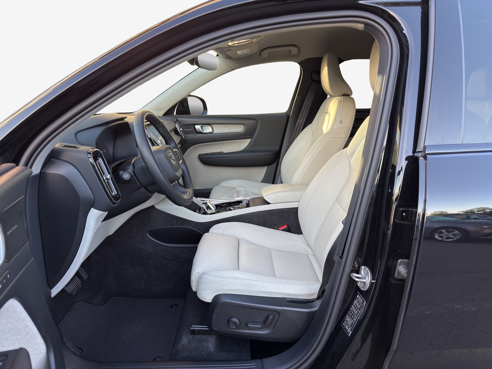 VOLVO XC40 B5 Benzin Mild Hybrid AWD Plus Dark Geartronic-image-7