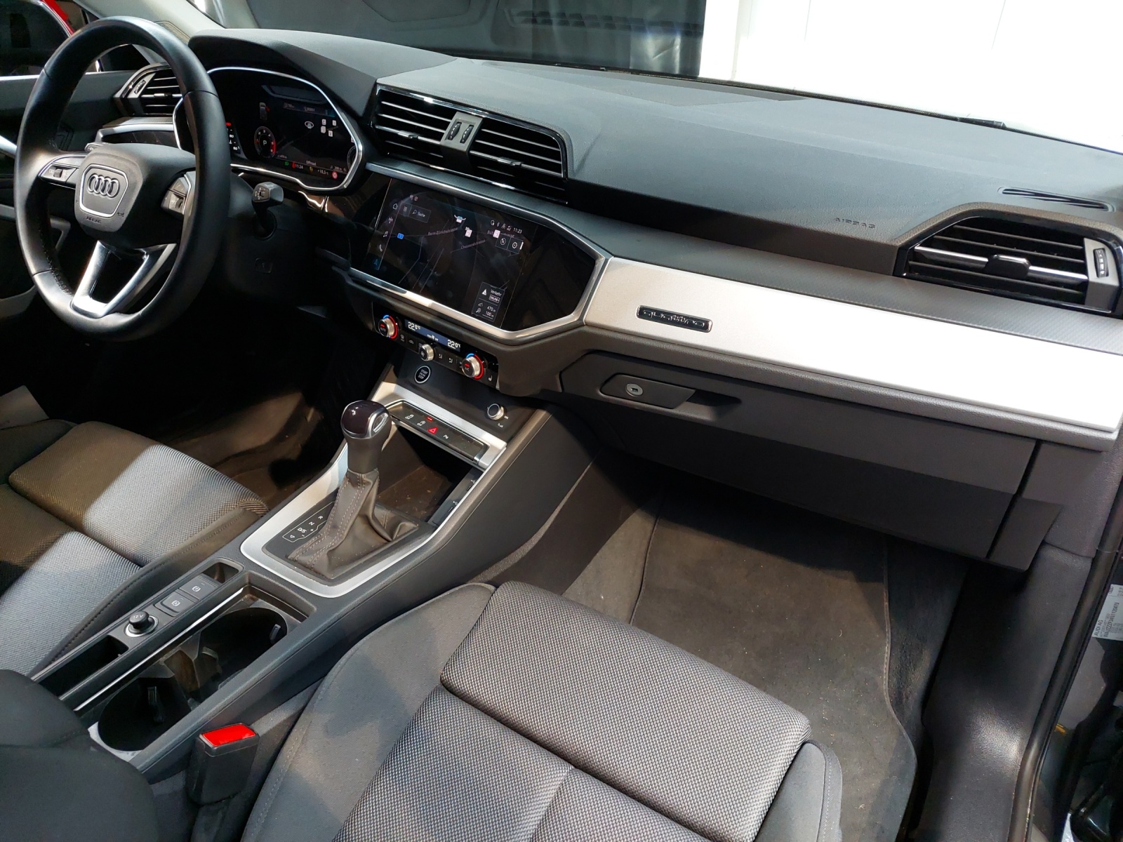 AUDI Q3 35 TDI S line quattro S-tronic-image-9