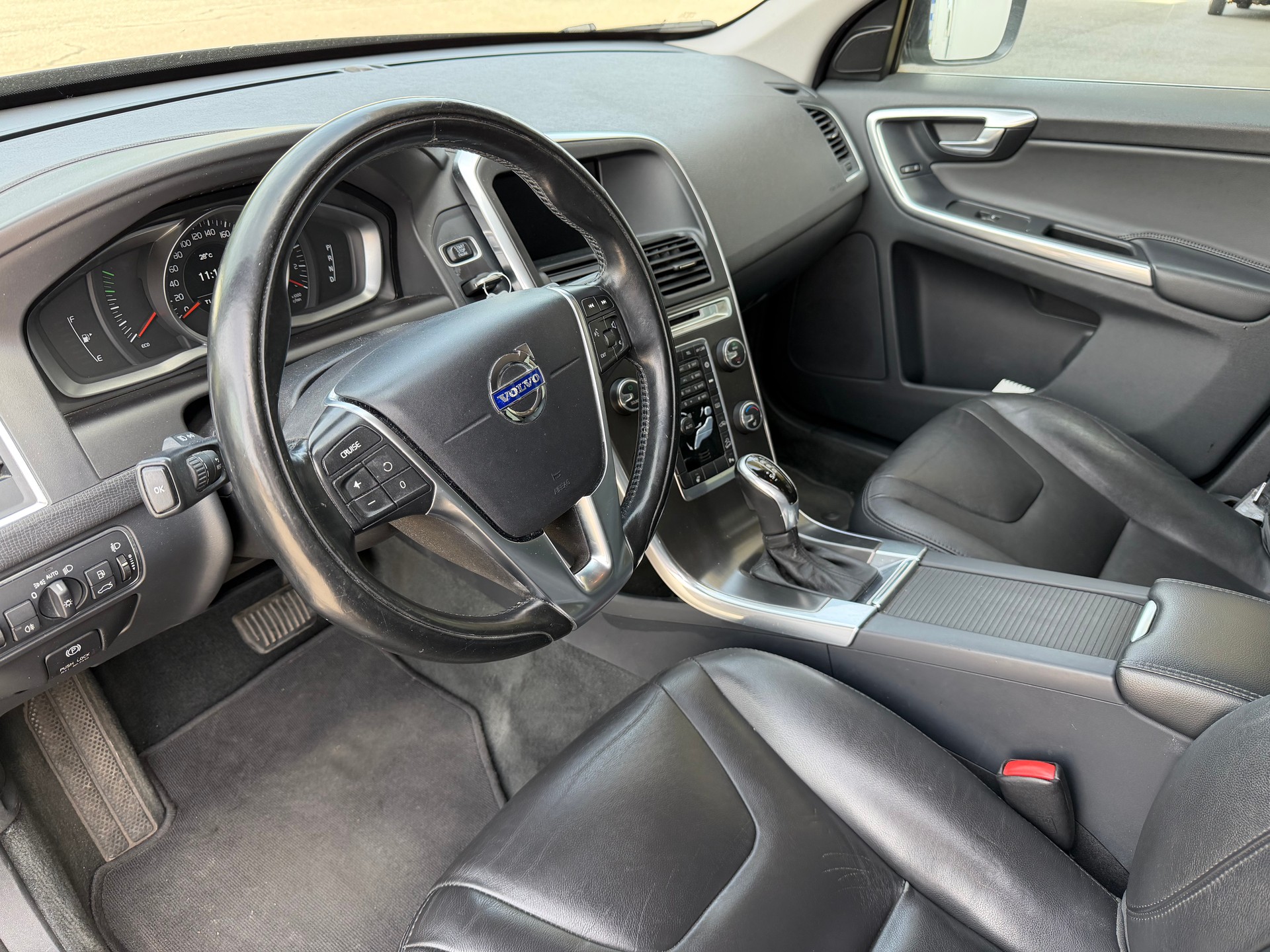 VOLVO XC60 D5 AWD Summum Geartronic-image-10