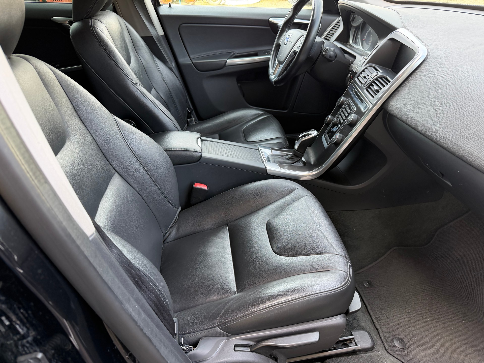 VOLVO XC60 D5 AWD Summum Geartronic-image-12